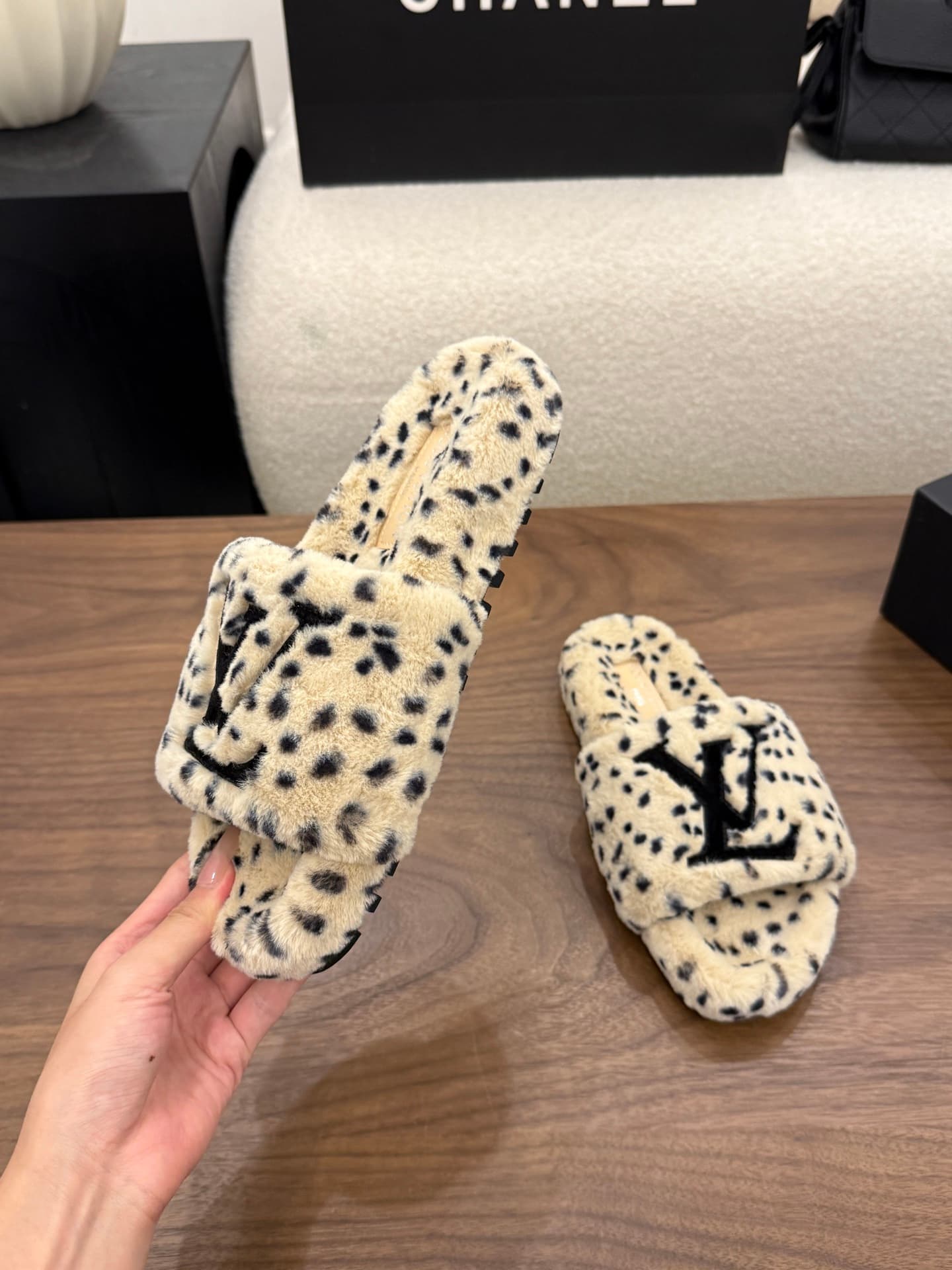 D8952 LV 26K New type of fuzzy slippers! — image 4