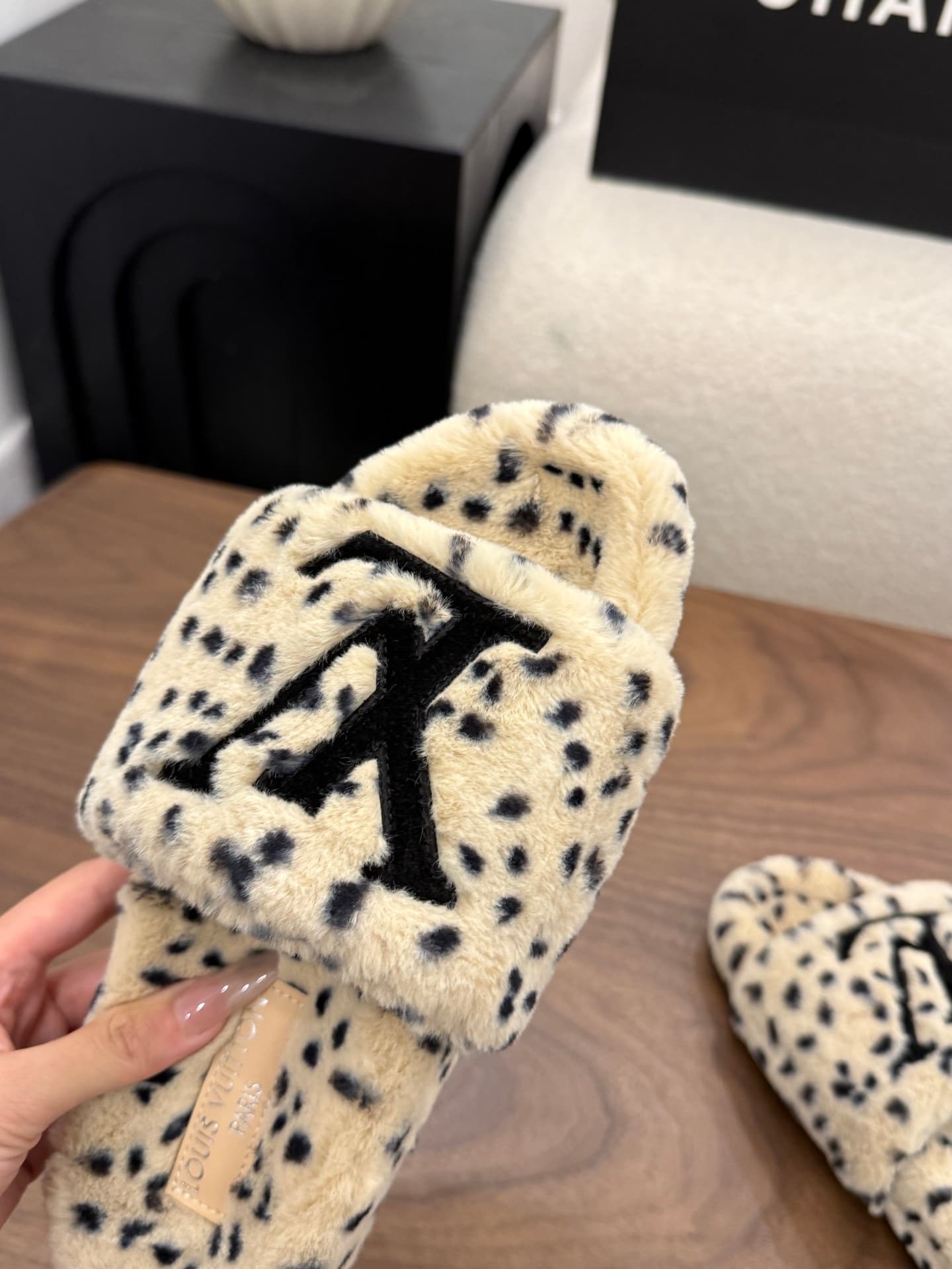 D8952 LV 26K New type of fuzzy slippers! — image 7