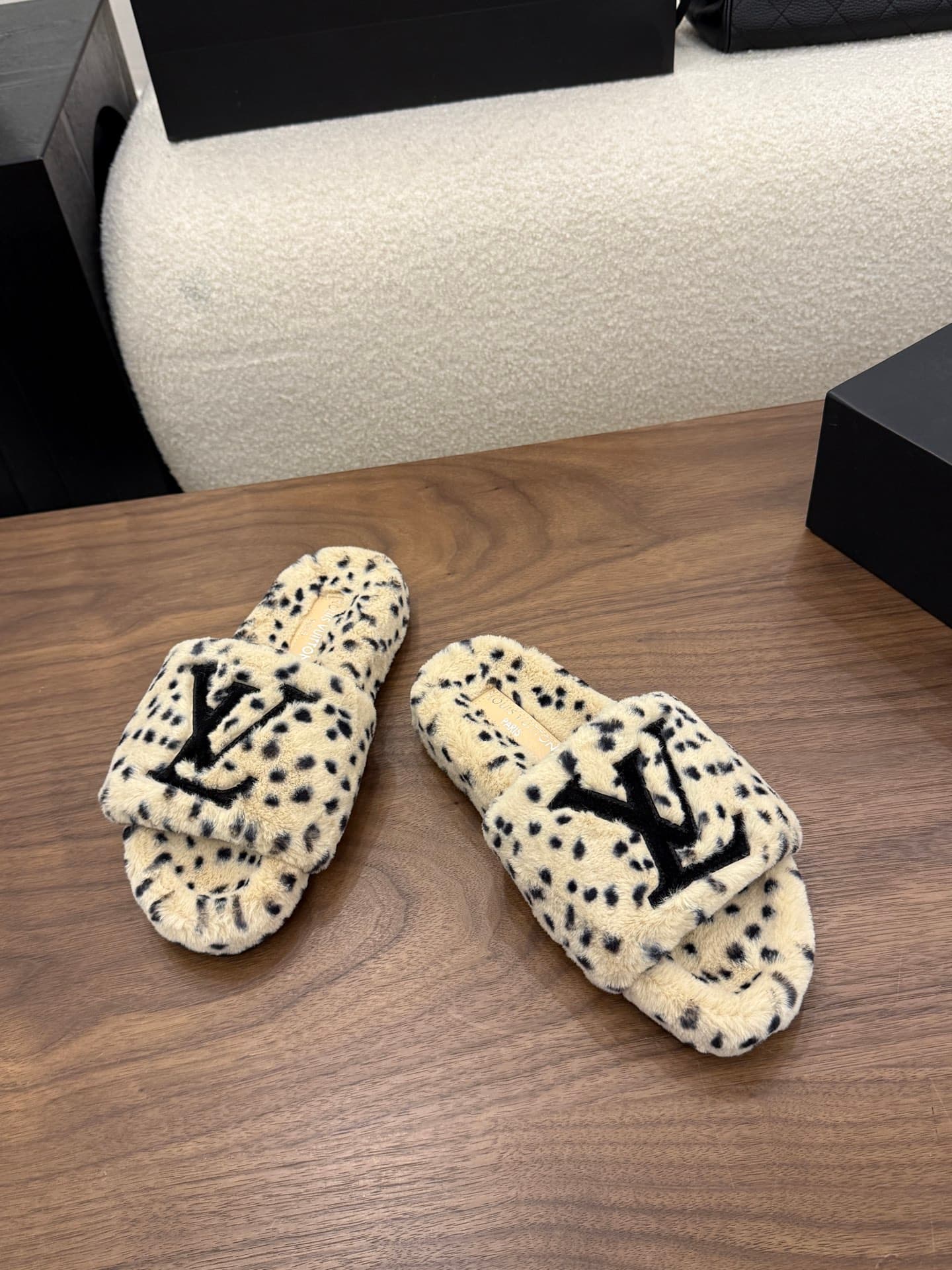 D8952 LV 26K New type of fuzzy slippers! — image 2