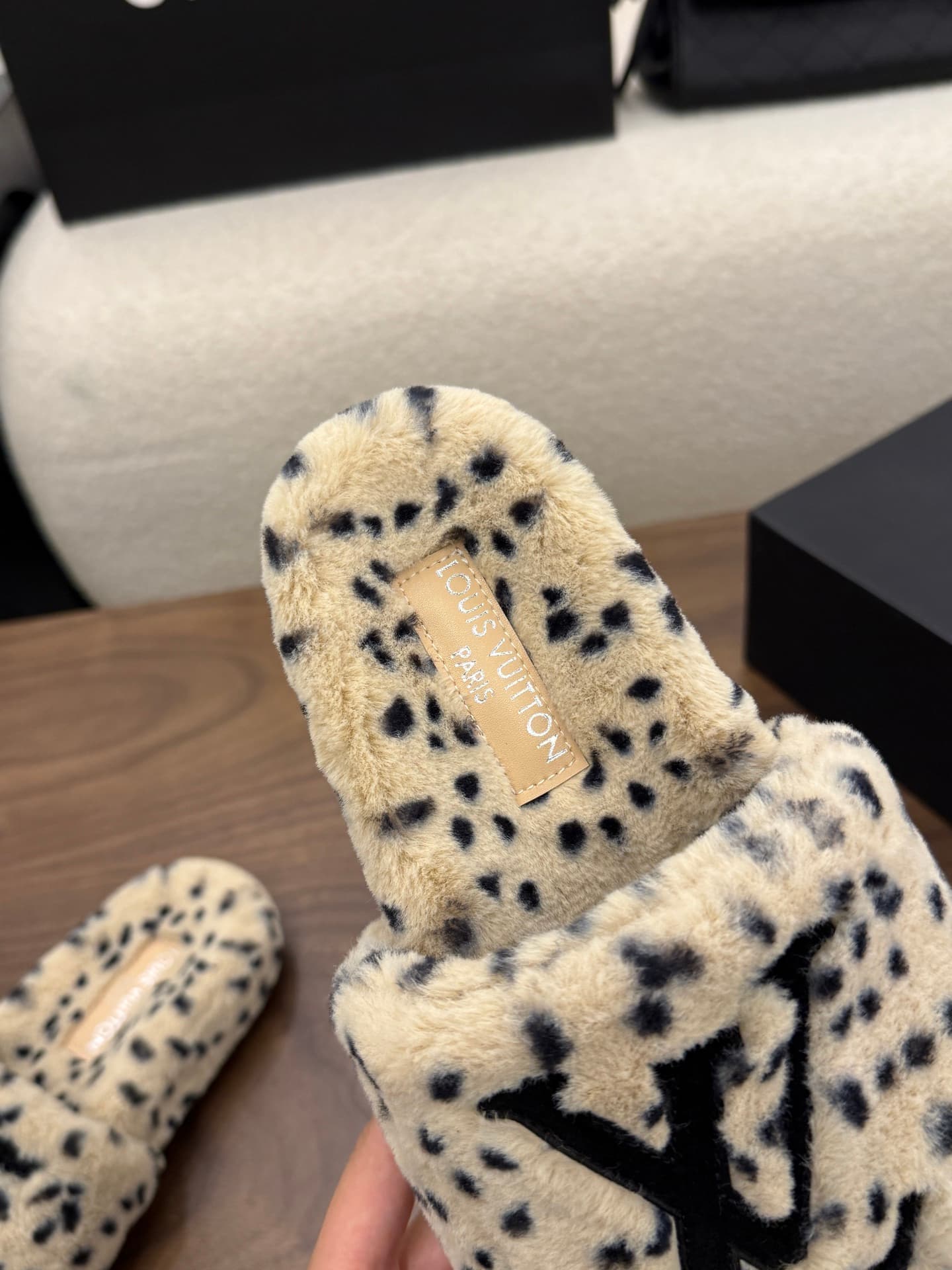 D8952 LV 26K New type of fuzzy slippers! — image 8