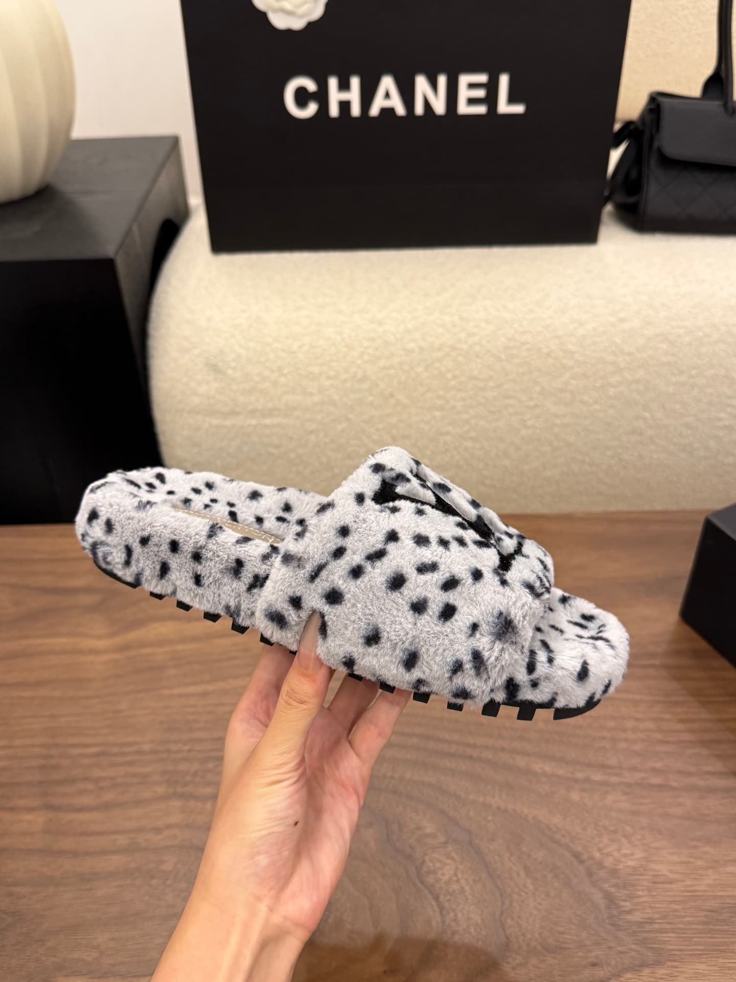 D8946 LV 26K New type of fuzzy slippers! — image 5