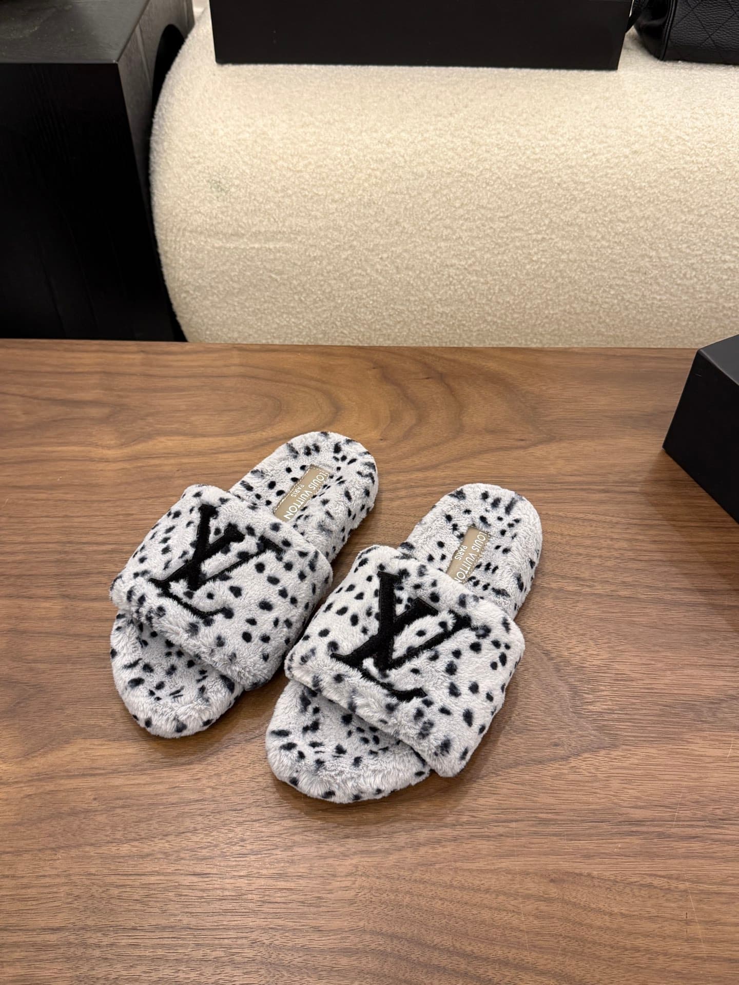 D8946 LV 26K New type of fuzzy slippers! — image 1