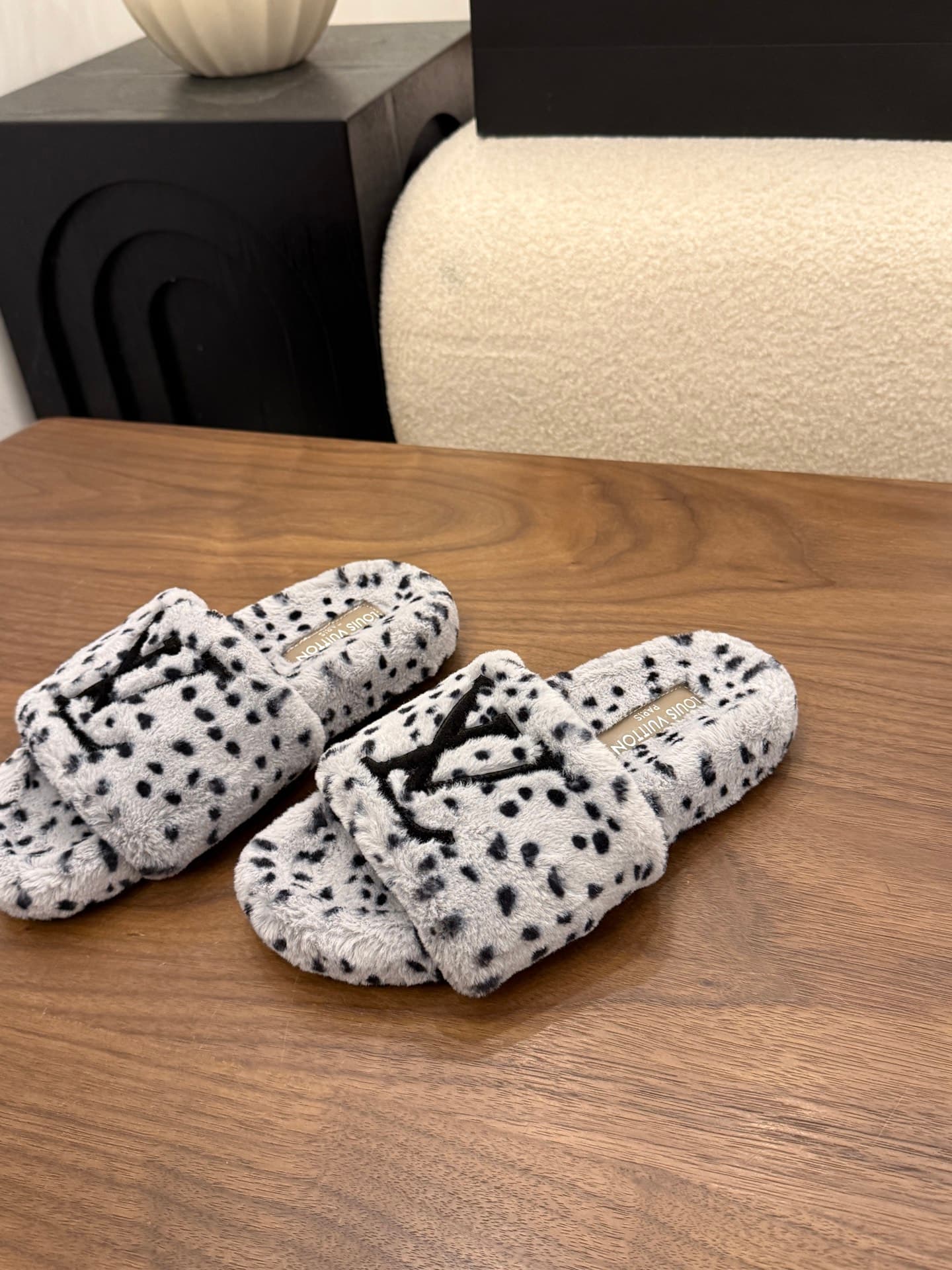 D8946 LV 26K New type of fuzzy slippers! — image 3