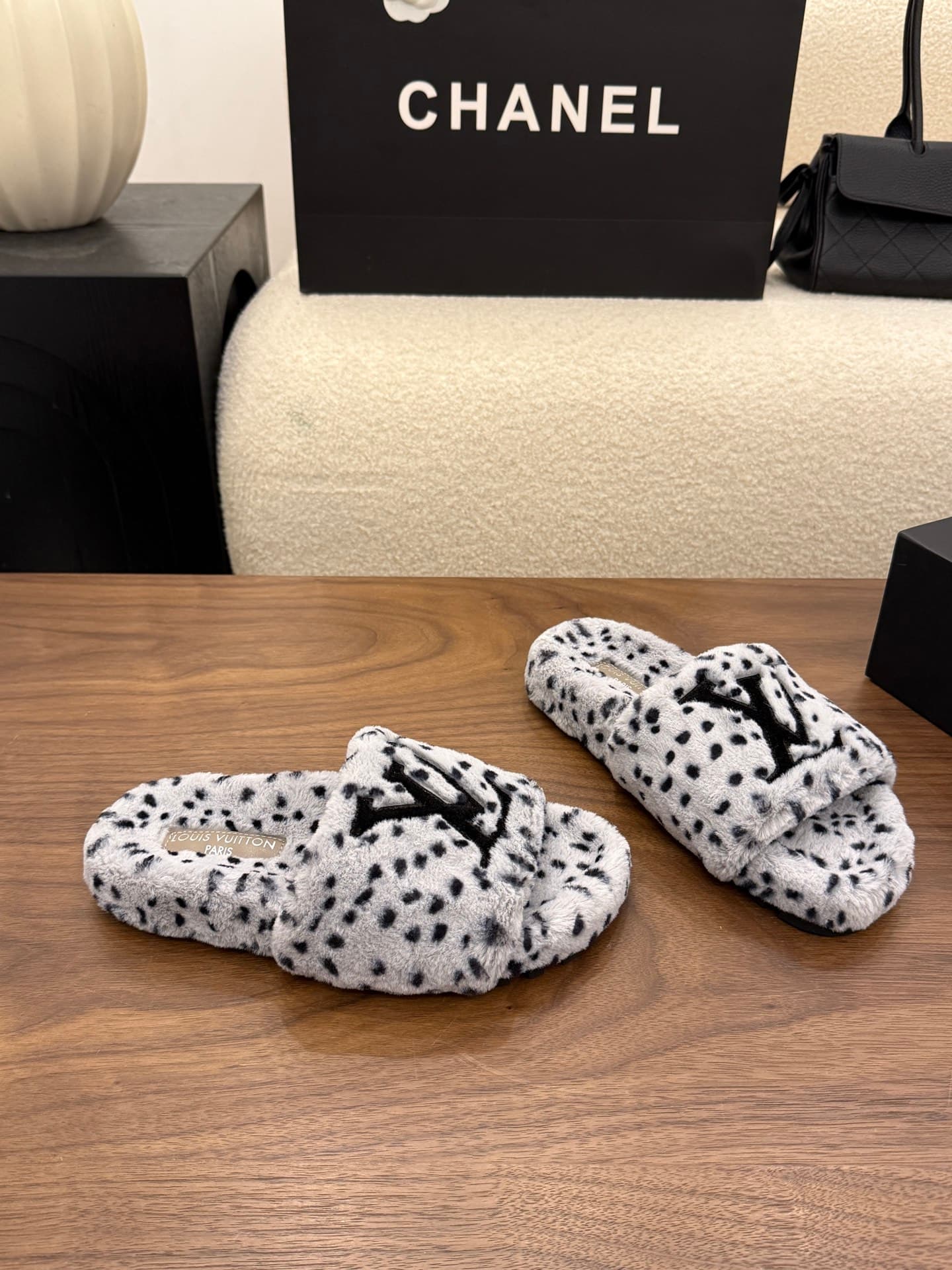 D8946 LV 26K New type of fuzzy slippers! — image 6