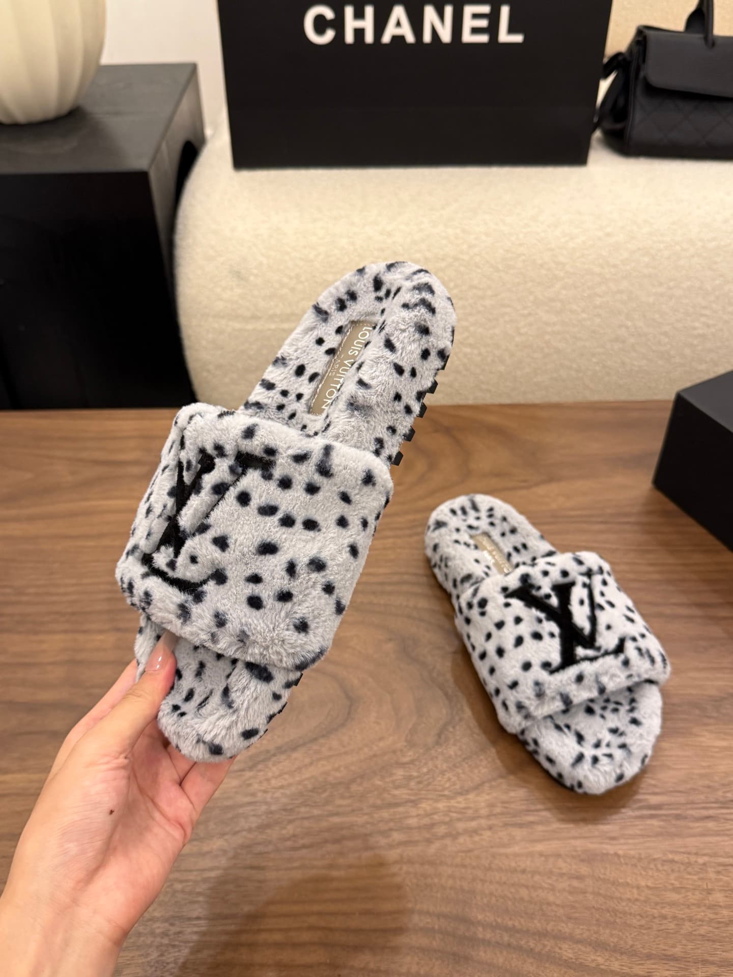 D8946 LV 26K New type of fuzzy slippers! — image 4