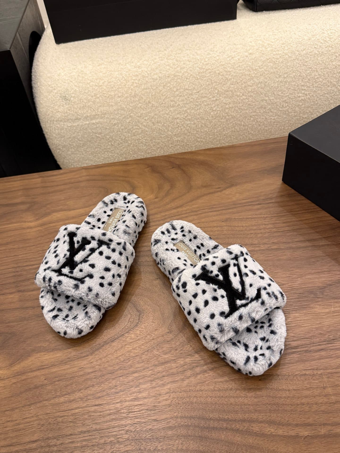 D8946 LV 26K New type of fuzzy slippers! — image 2