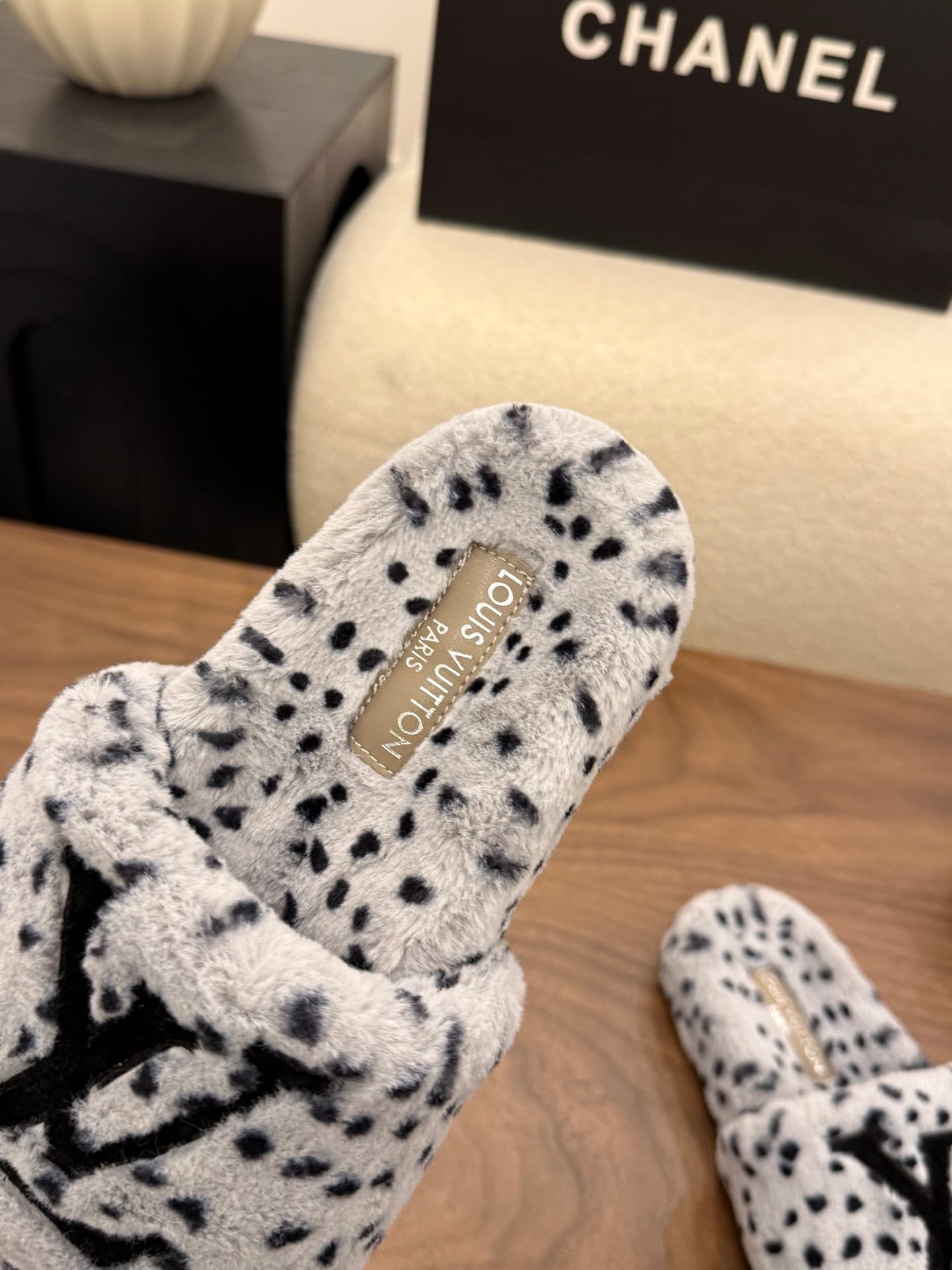 D8946 LV 26K New type of fuzzy slippers! — image 8