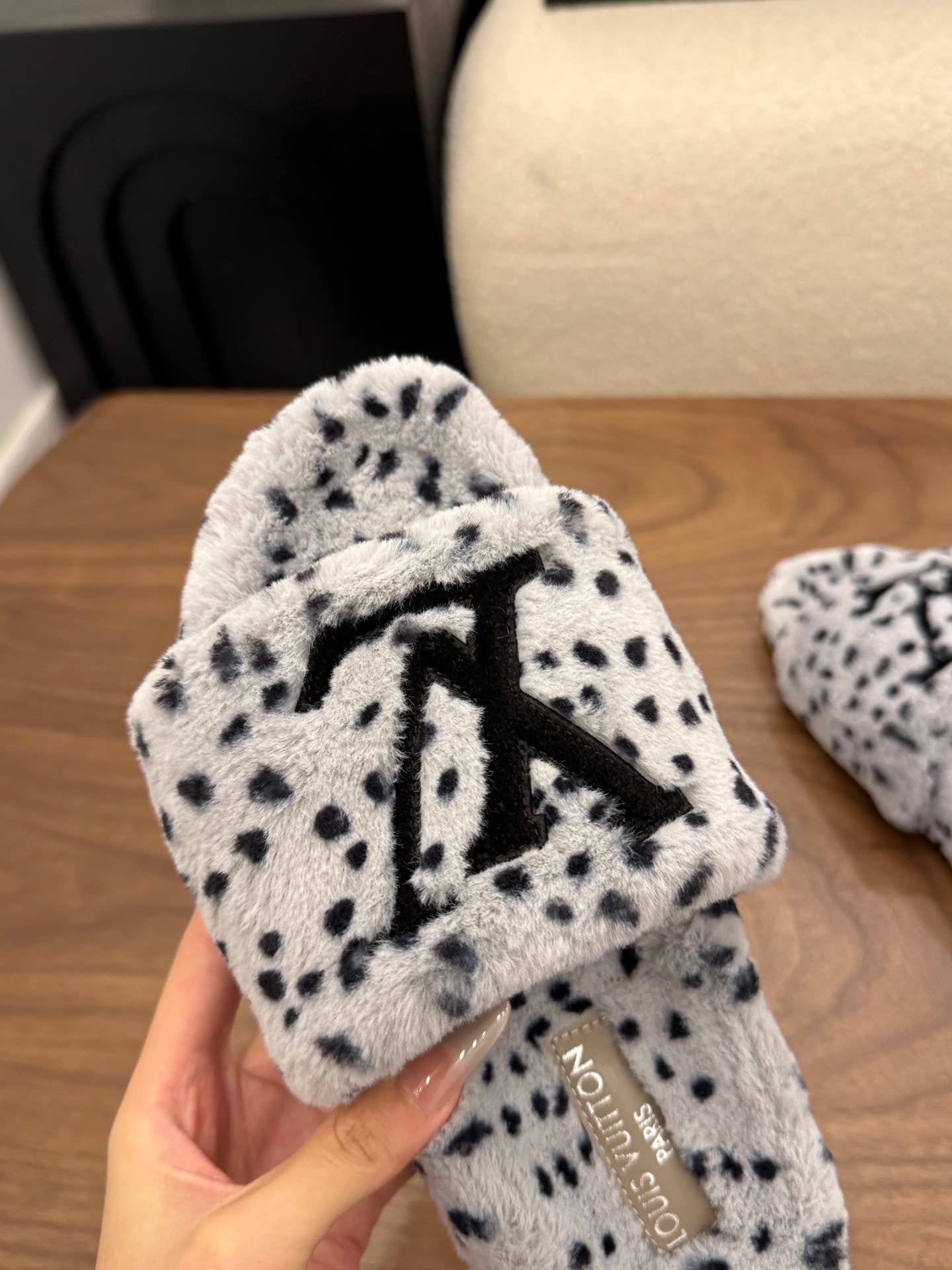 D8946 LV 26K New type of fuzzy slippers! — image 7