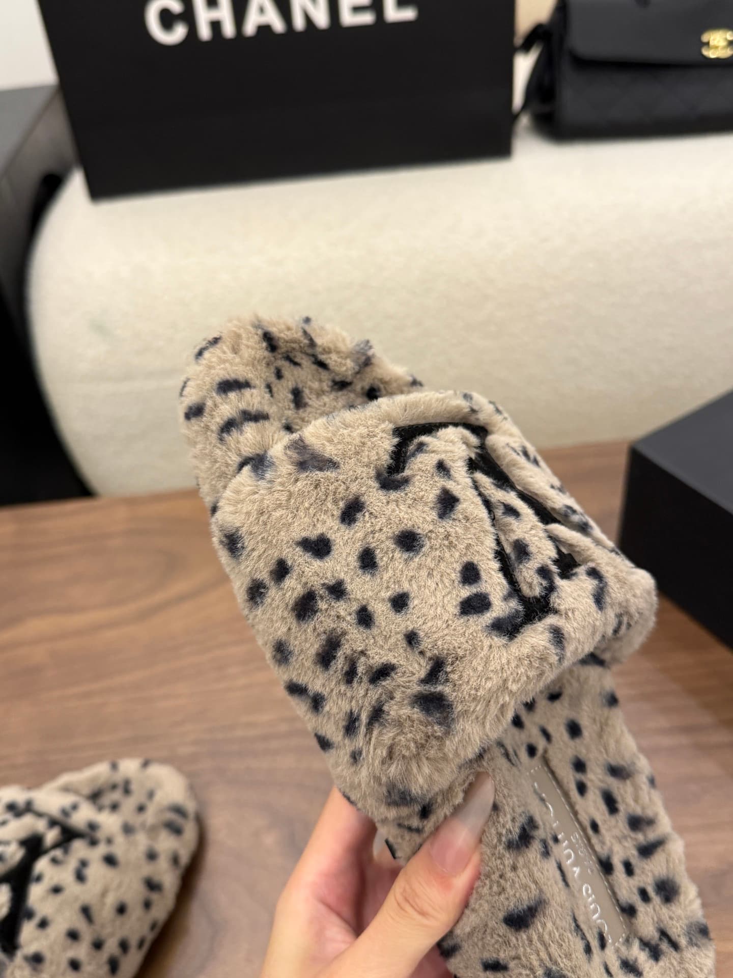 D8943 LV 26K New type of fuzzy slippers! — image 7