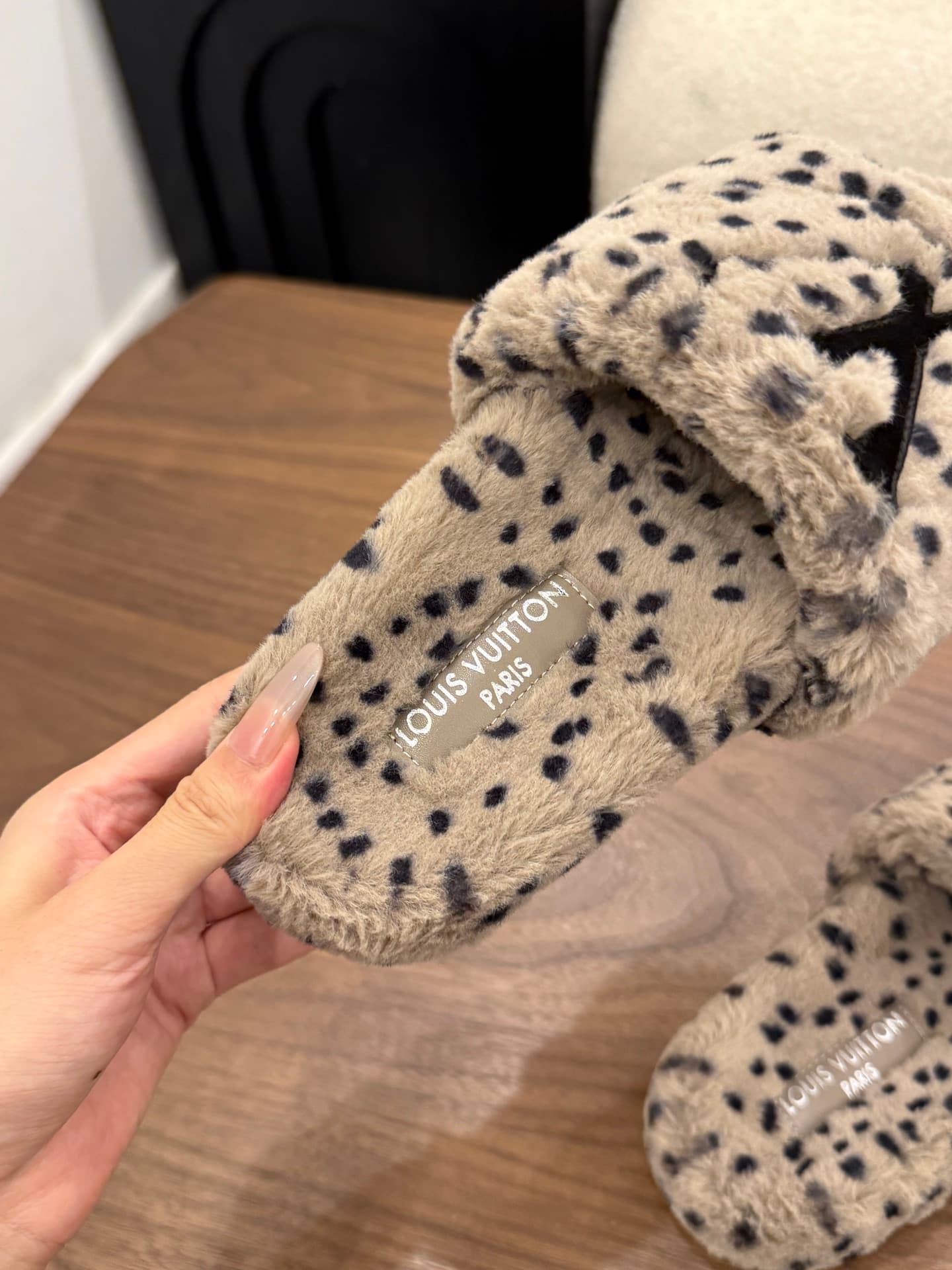 D8943 LV 26K New type of fuzzy slippers! — image 8
