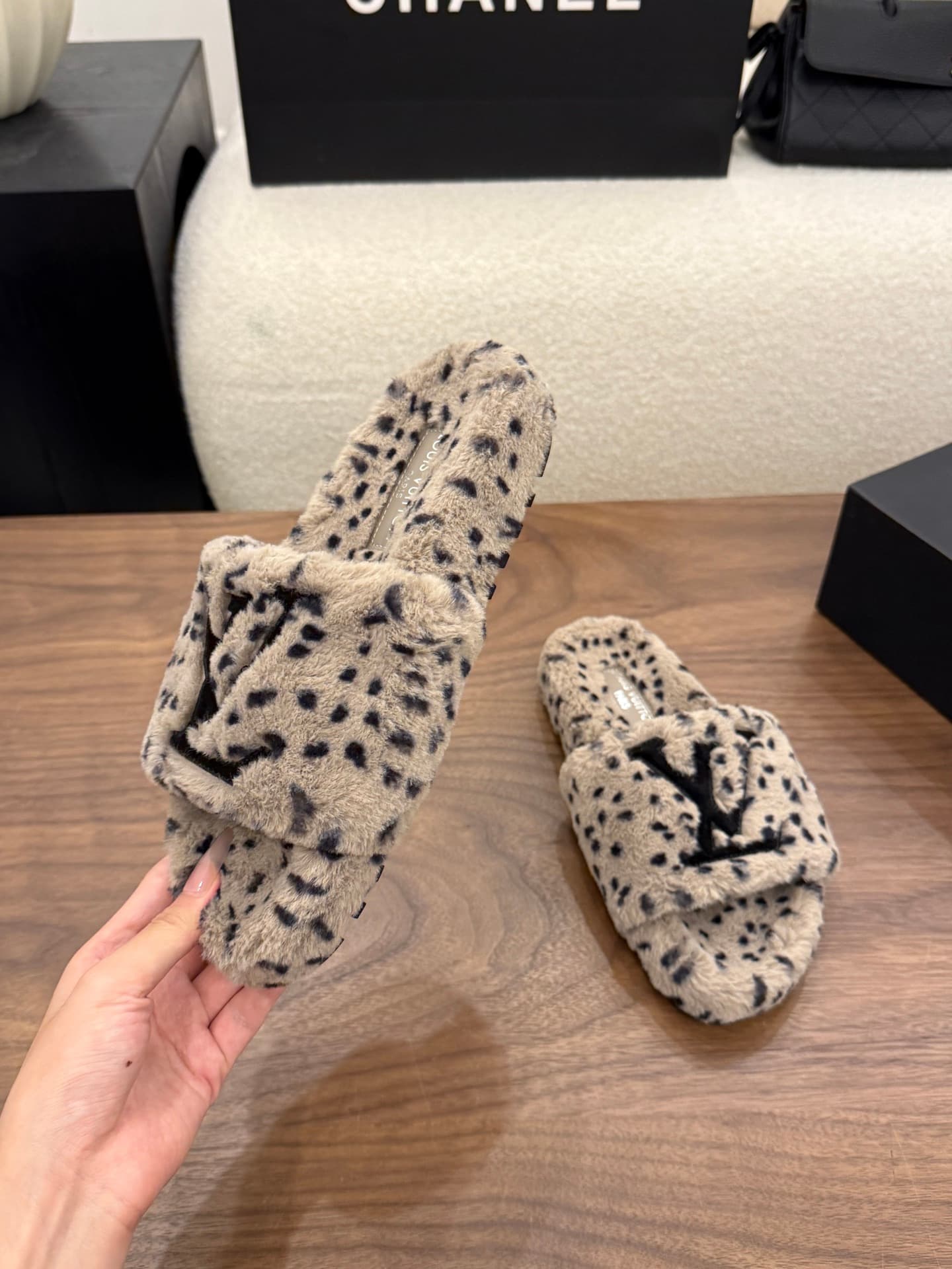 D8943 LV 26K New type of fuzzy slippers! — image 4