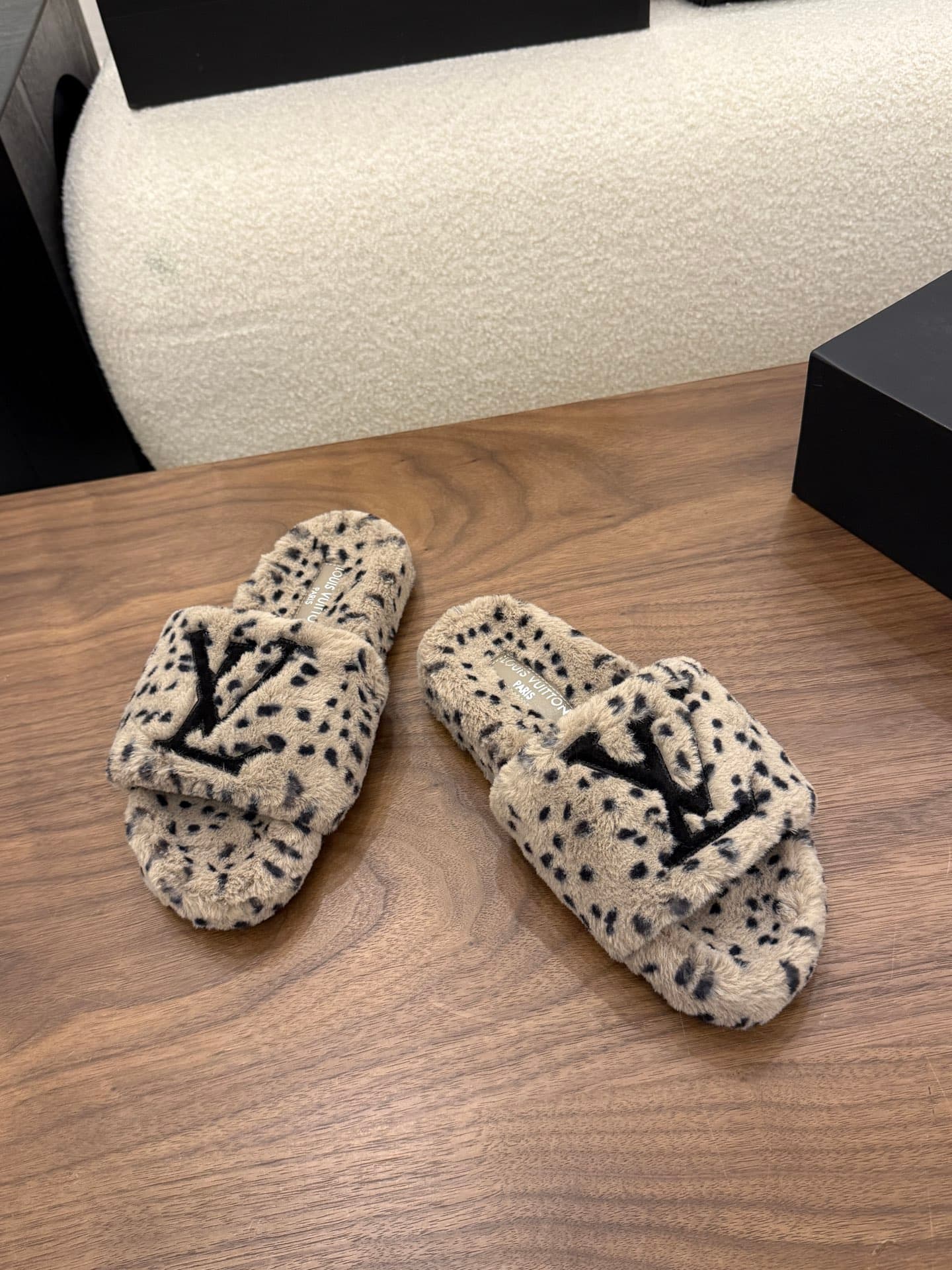 D8943 LV 26K New type of fuzzy slippers! — image 2