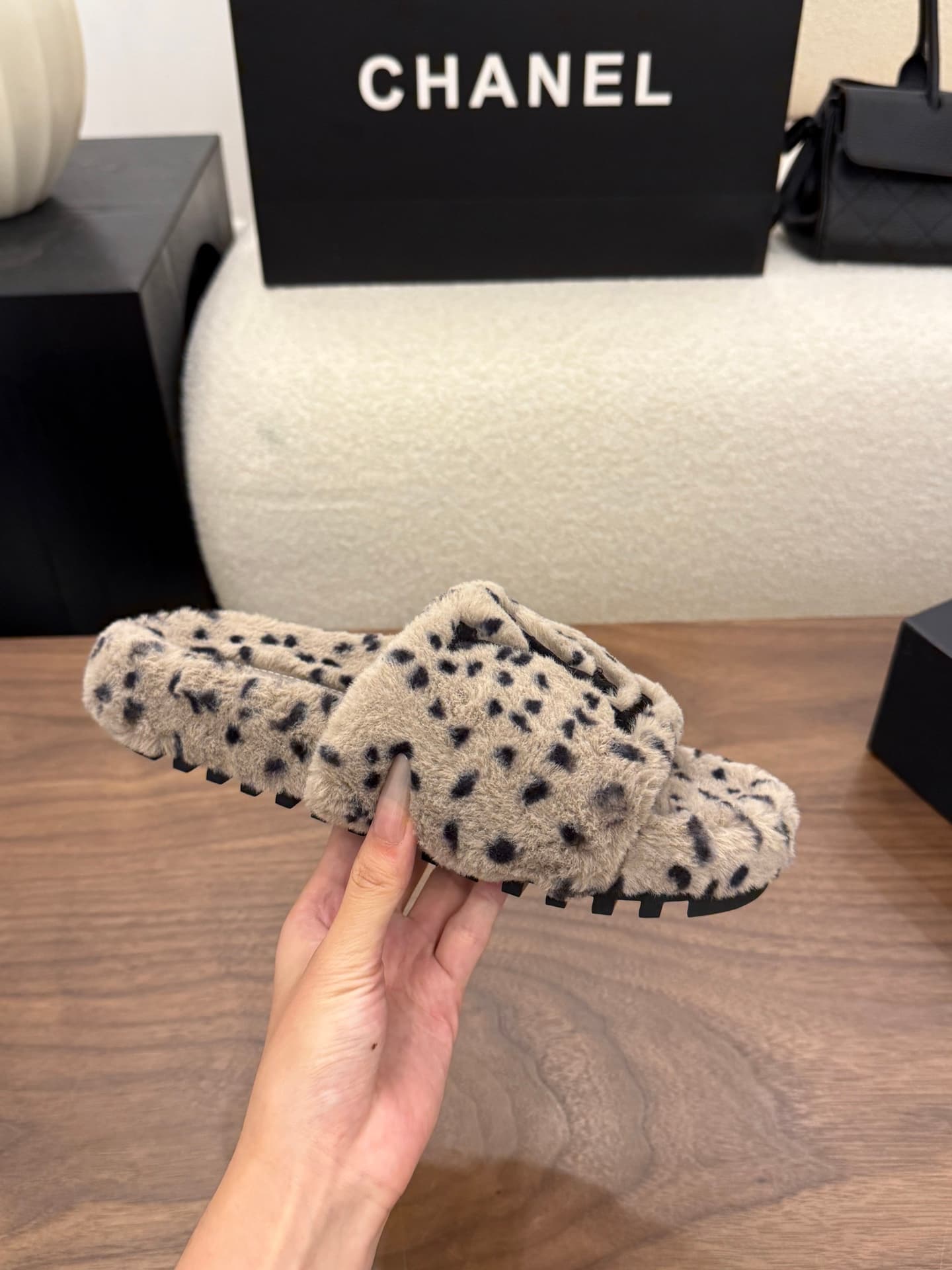 D8943 LV 26K New type of fuzzy slippers! — image 5