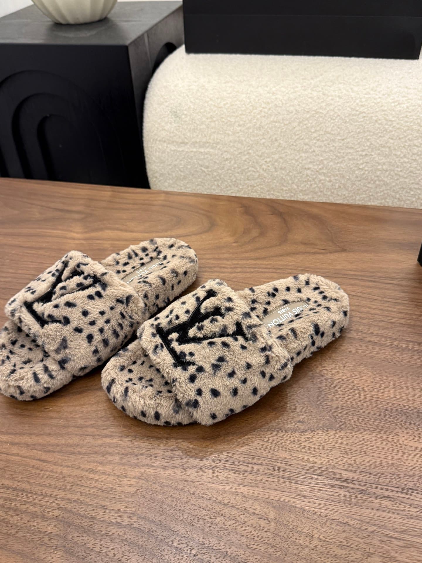 D8943 LV 26K New type of fuzzy slippers! — image 3