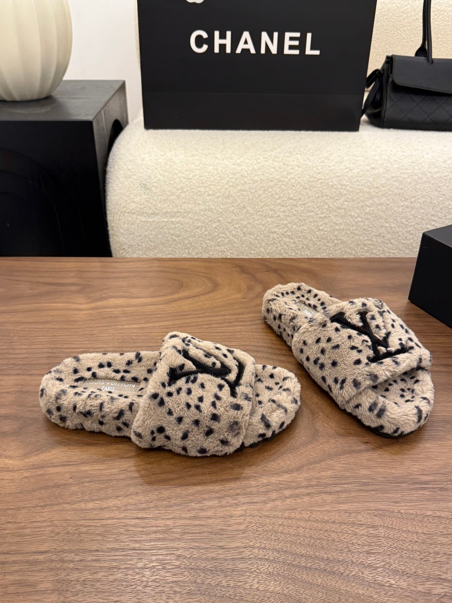 D8943 LV 26K New type of fuzzy slippers! — image 6