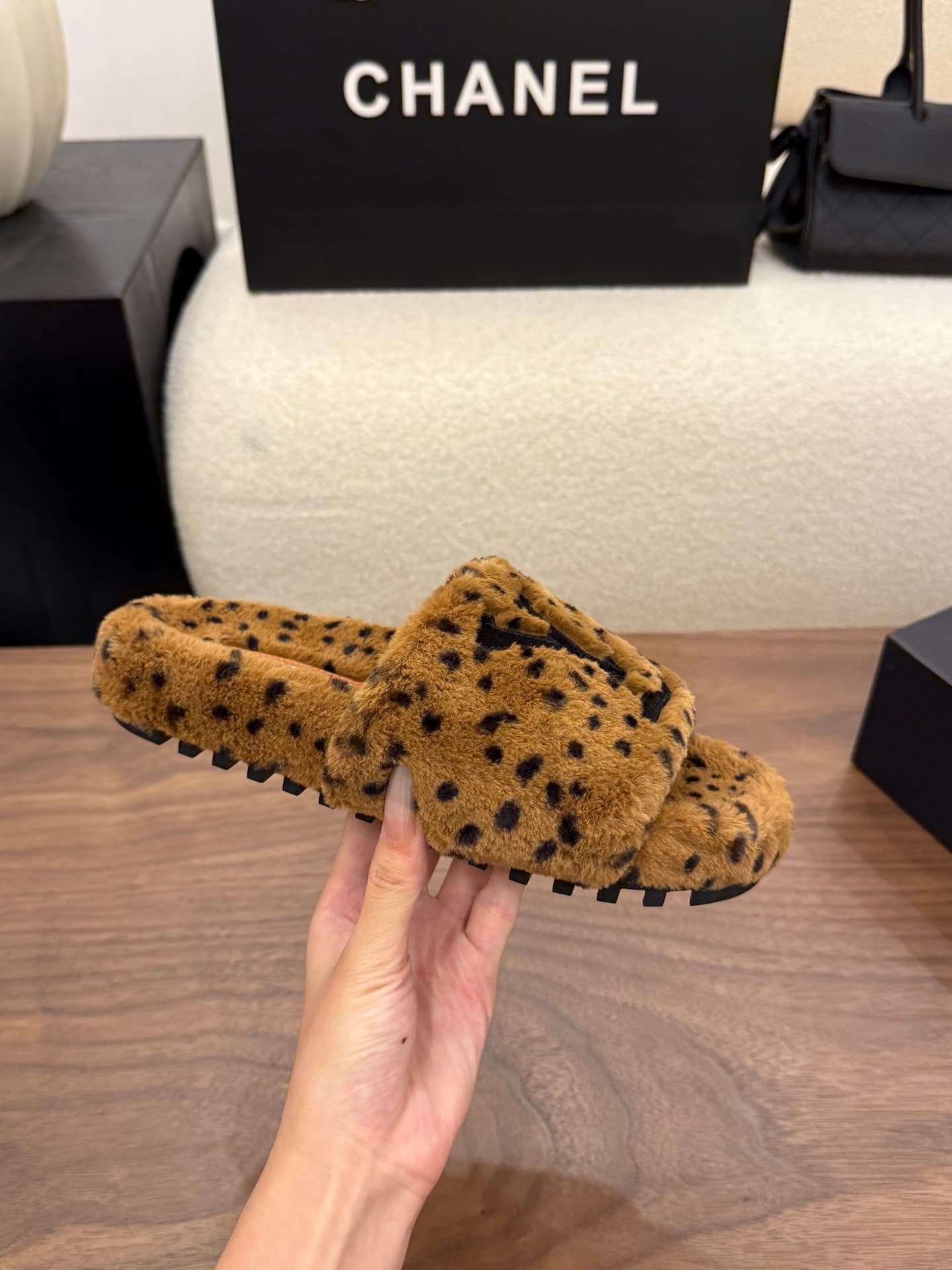 D8949 LV 26K New type of fuzzy slippers! — image 5