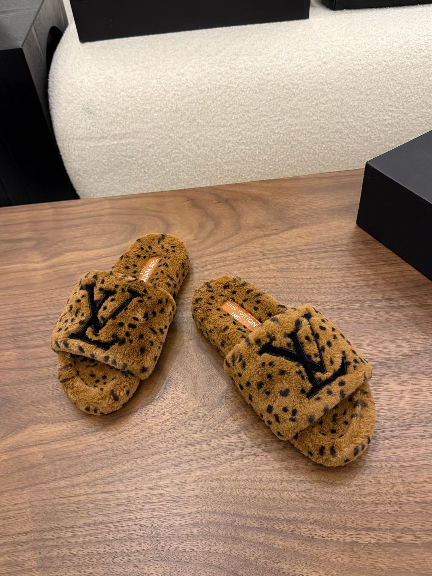 D8949 LV 26K New type of fuzzy slippers! — image 2
