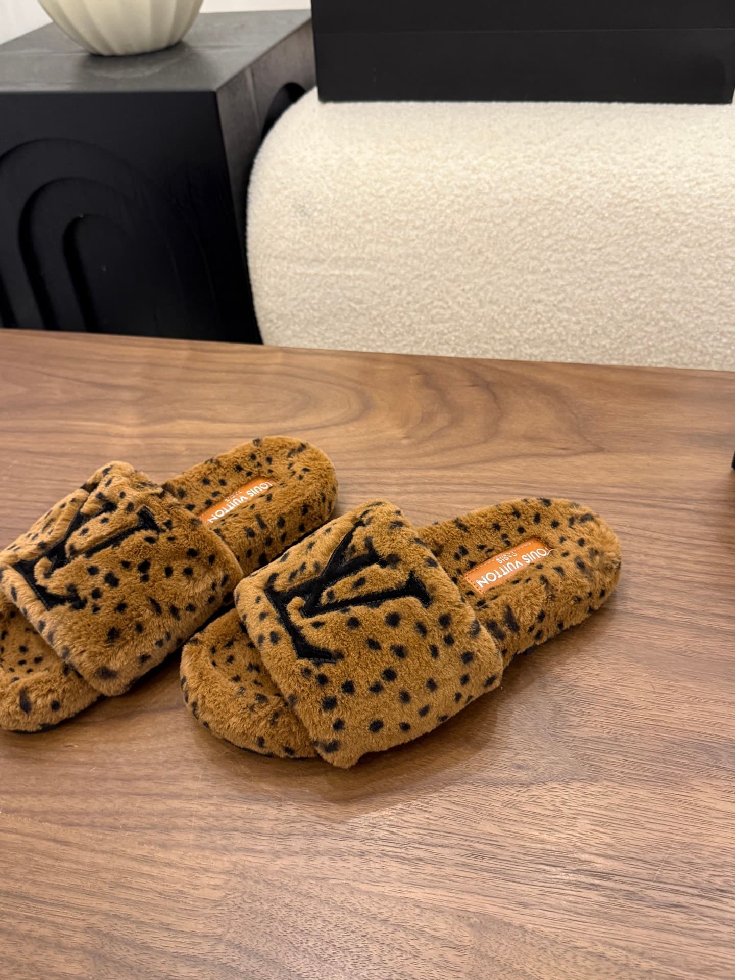 D8949 LV 26K New type of fuzzy slippers! — image 3