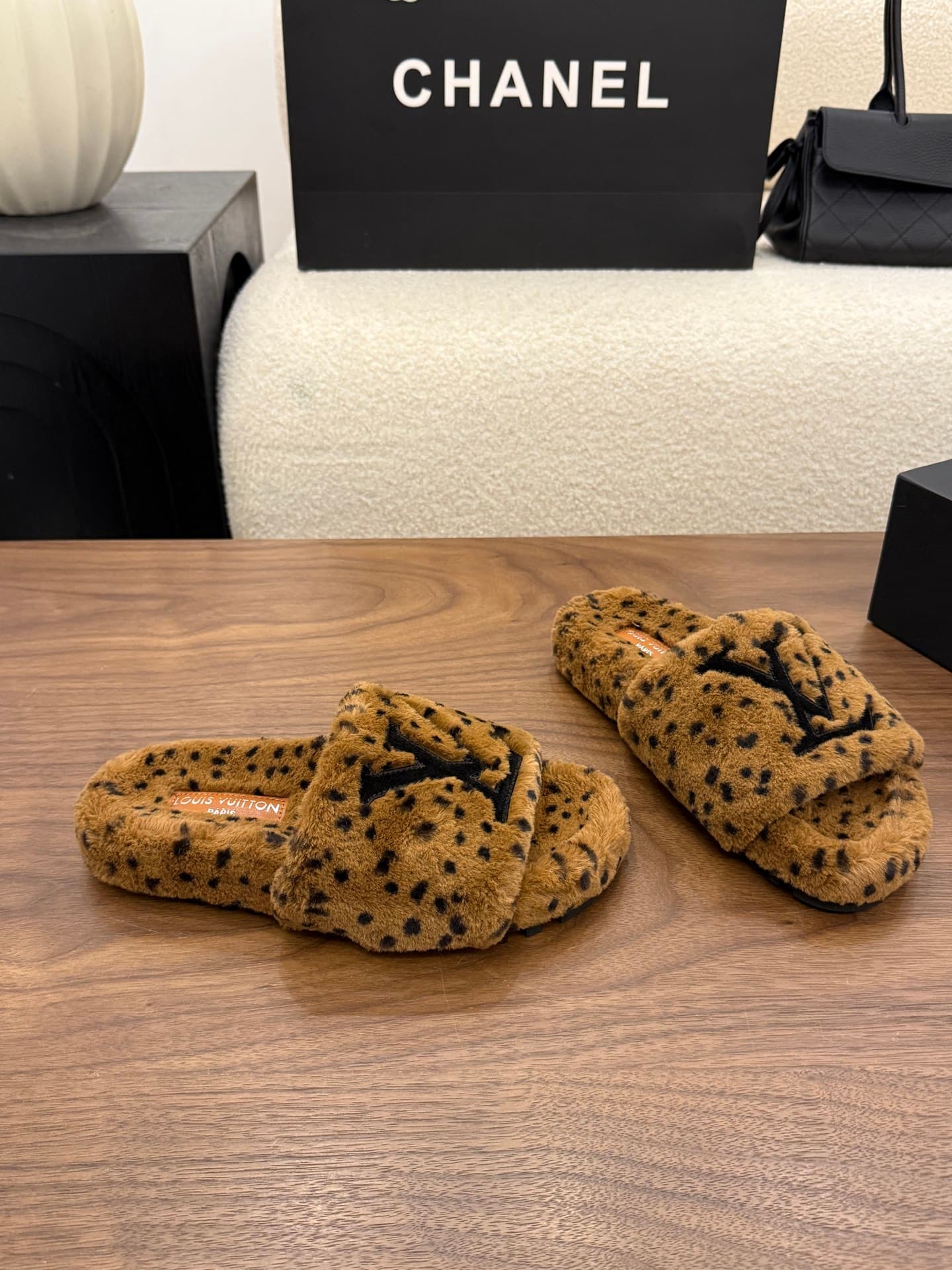 D8949 LV 26K New type of fuzzy slippers! — image 6