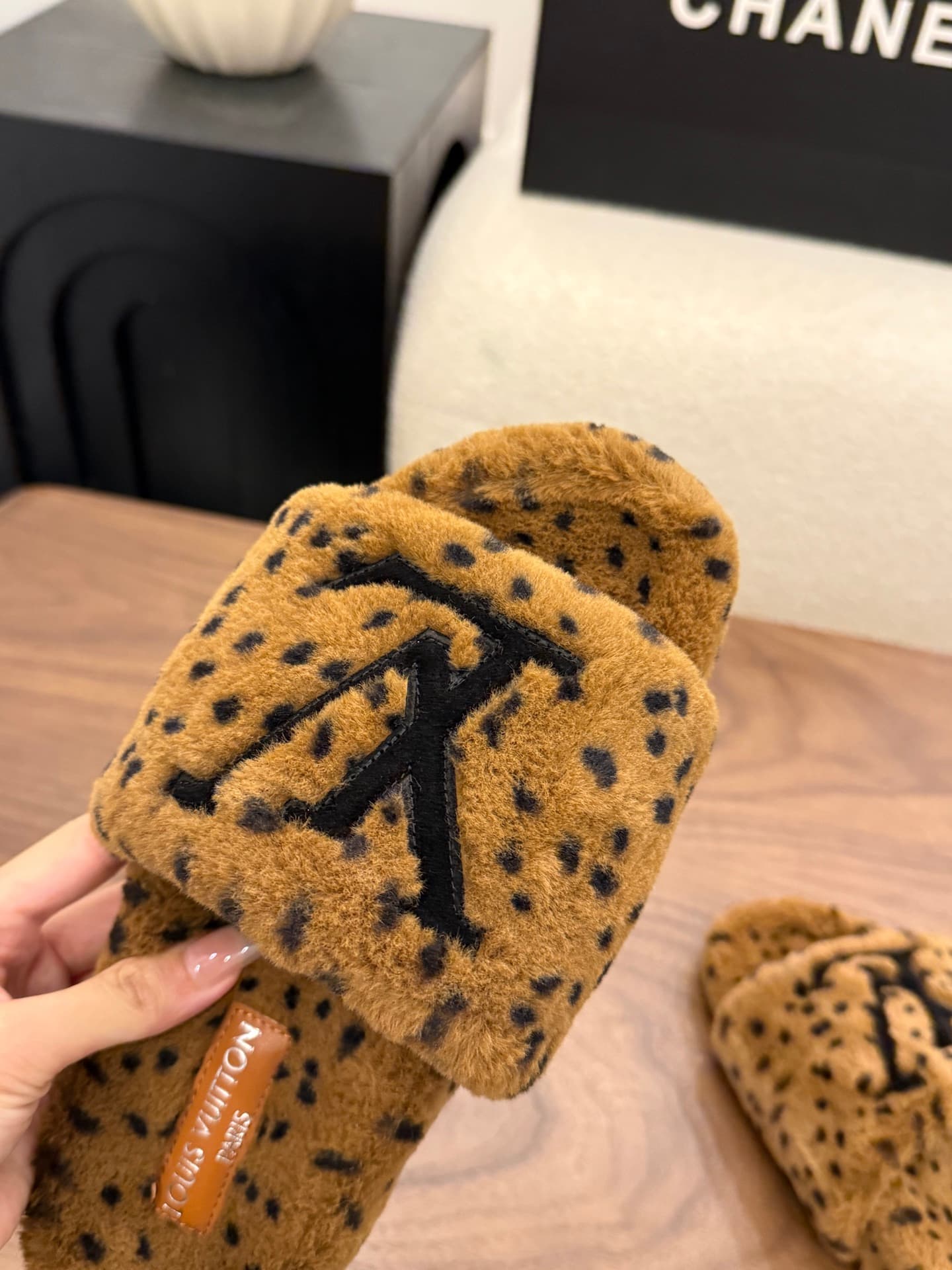 D8949 LV 26K New type of fuzzy slippers! — image 7