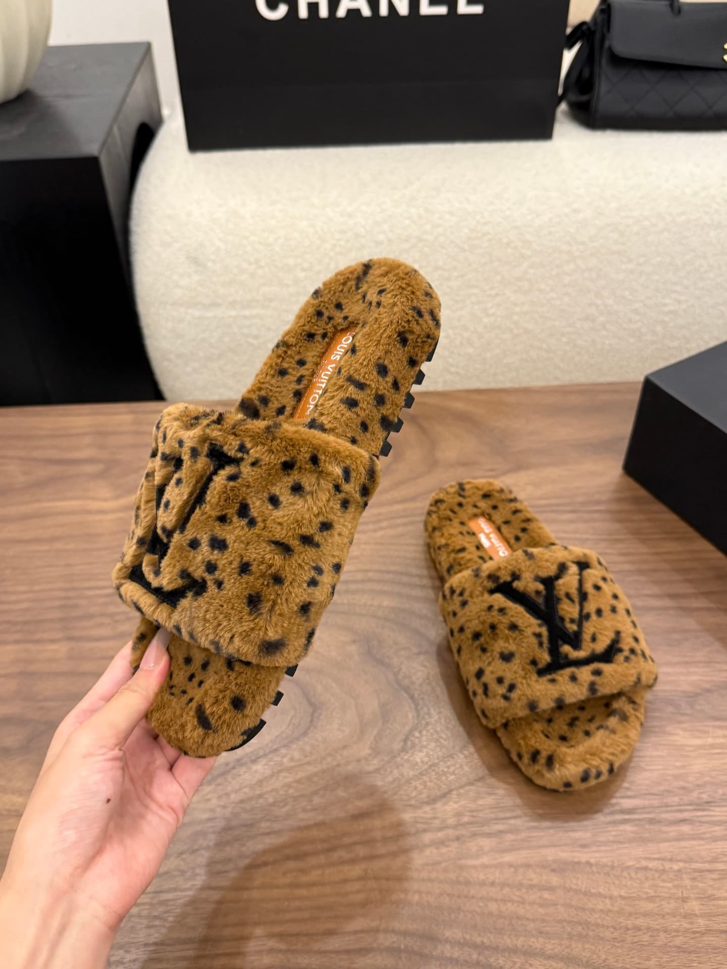 D8949 LV 26K New type of fuzzy slippers! — image 4
