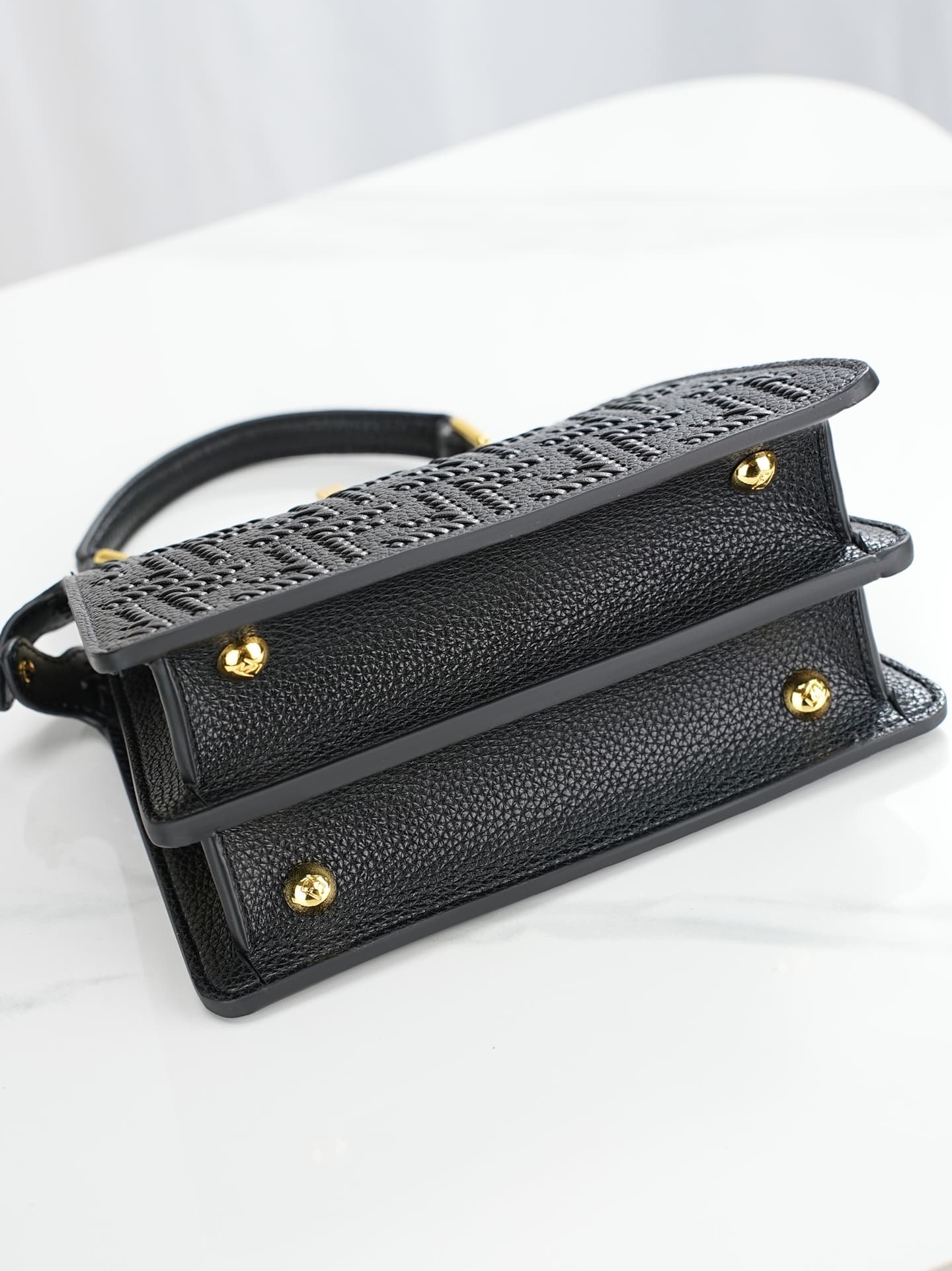 C2887 ～Model 33208 ✨ This iconic peekaboo-style handbag is an ideal compact accessory. It is hand-sewn using the same color scheme as 306, featuring traditional Selleria craftsmanship. 🔥 Made from carefully selected pigeon-gray Cuoio Romano leather, along — image 4