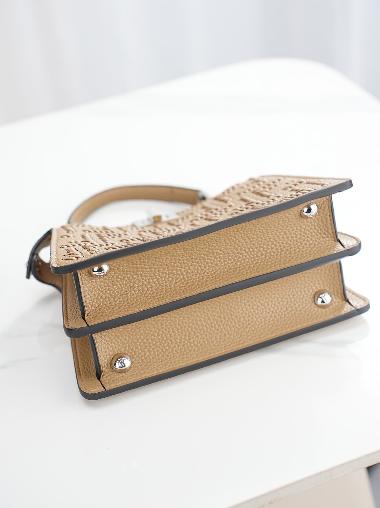 C2886 ～Model 33208 ✨ This iconic peekaboo design represents an ideal compact handbag. It is crafted in the same color scheme as 306, using large-sized buttons with hand-sewn edges, reflecting traditional Selleria craftsmanship. 🔥 Made from high-quality pi — image 8