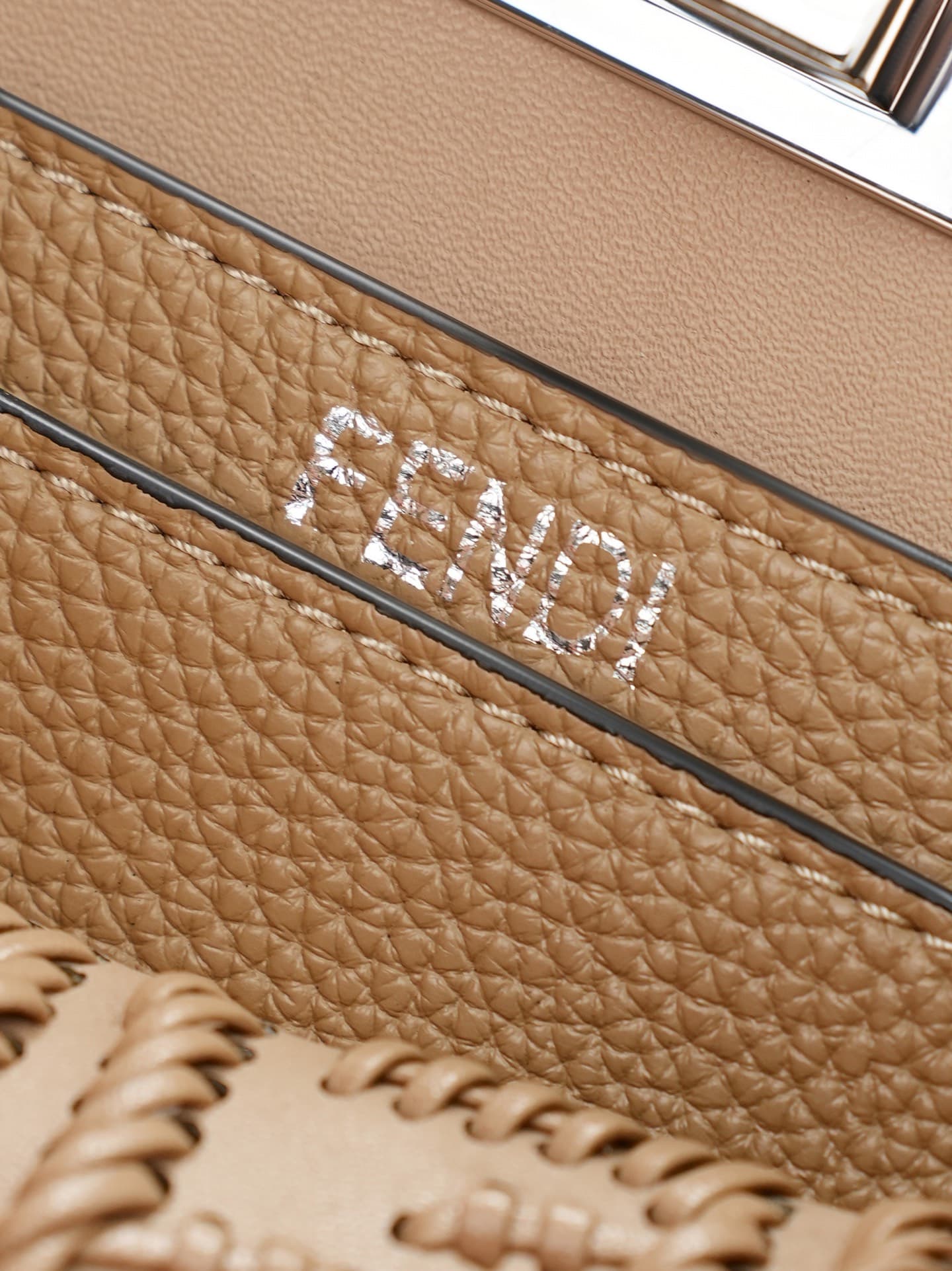C2886 ～Model 33208 ✨ This iconic peekaboo design represents an ideal compact handbag. It is crafted in the same color scheme as 306, using large-sized buttons with hand-sewn edges, reflecting traditional Selleria craftsmanship. 🔥 Made from high-quality pi — image 5