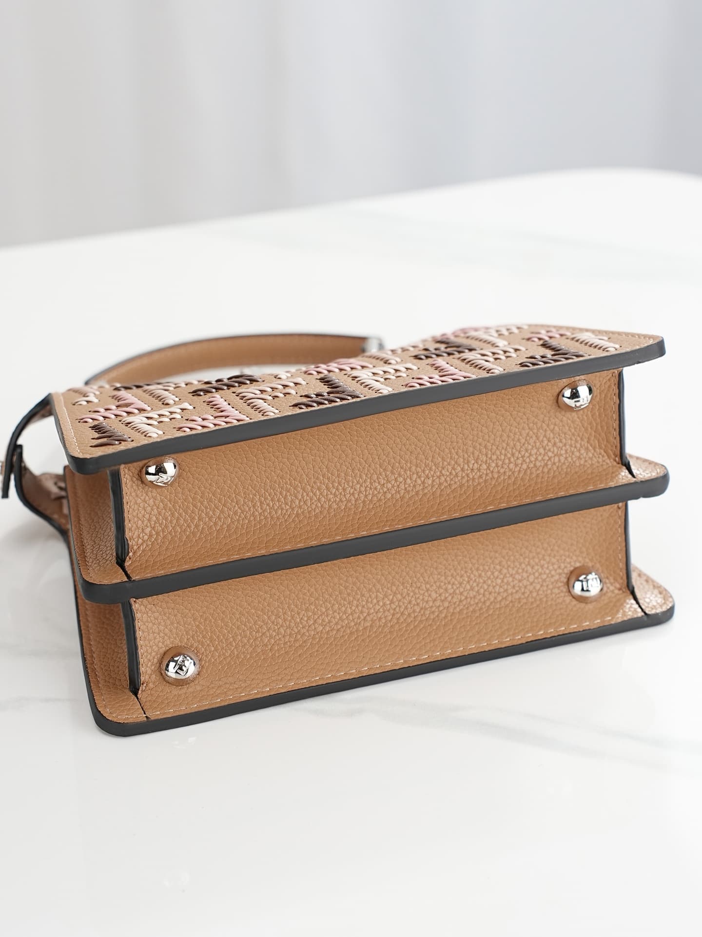 C2883 ～Model 33208 ✨ This iconic Peekaboo iseeu handbag features a compact design. It is crafted from the same color tone as 306, using hand-stitched seams, reflecting the traditional Selleria craftsmanship. 🔥 Made from high-quality pigeon-gray Cuoio Roma — image 4