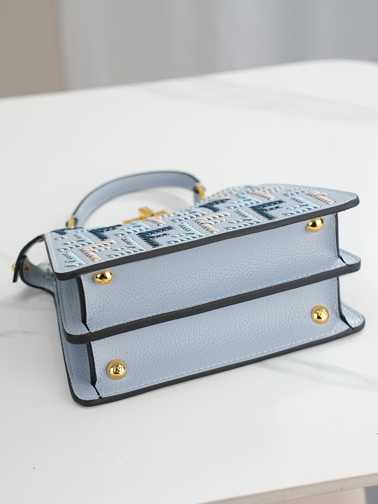 C2888 ～Model 33208 ✨ This iconic peekaboo-style compact handbag is crafted in the same color scheme as 306, using large-sized pleated seams and hand-stitching techniques characteristic of the Selleria craft. 🔥 Made from high-quality pigeon-gray Cuoio Roma — image 4