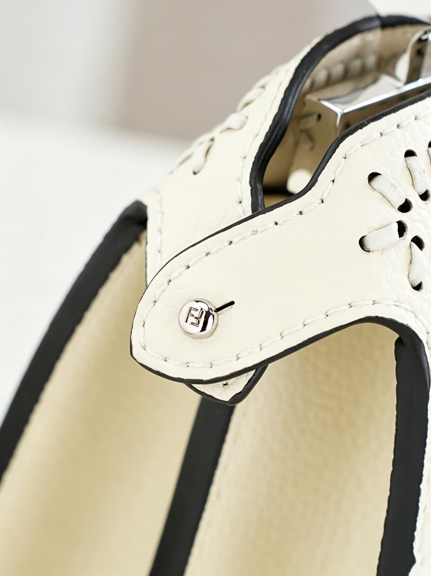 C2889 ～Model 33208 ✨ This iconic peekaboo design is a compact handbag ideal for everyday use. It is crafted in the same color scheme as 306, using hand-stitched seams, and embodies the traditional Selleria craftsmanship. 🔥 Made from high-quality pigeon-gr — image 5