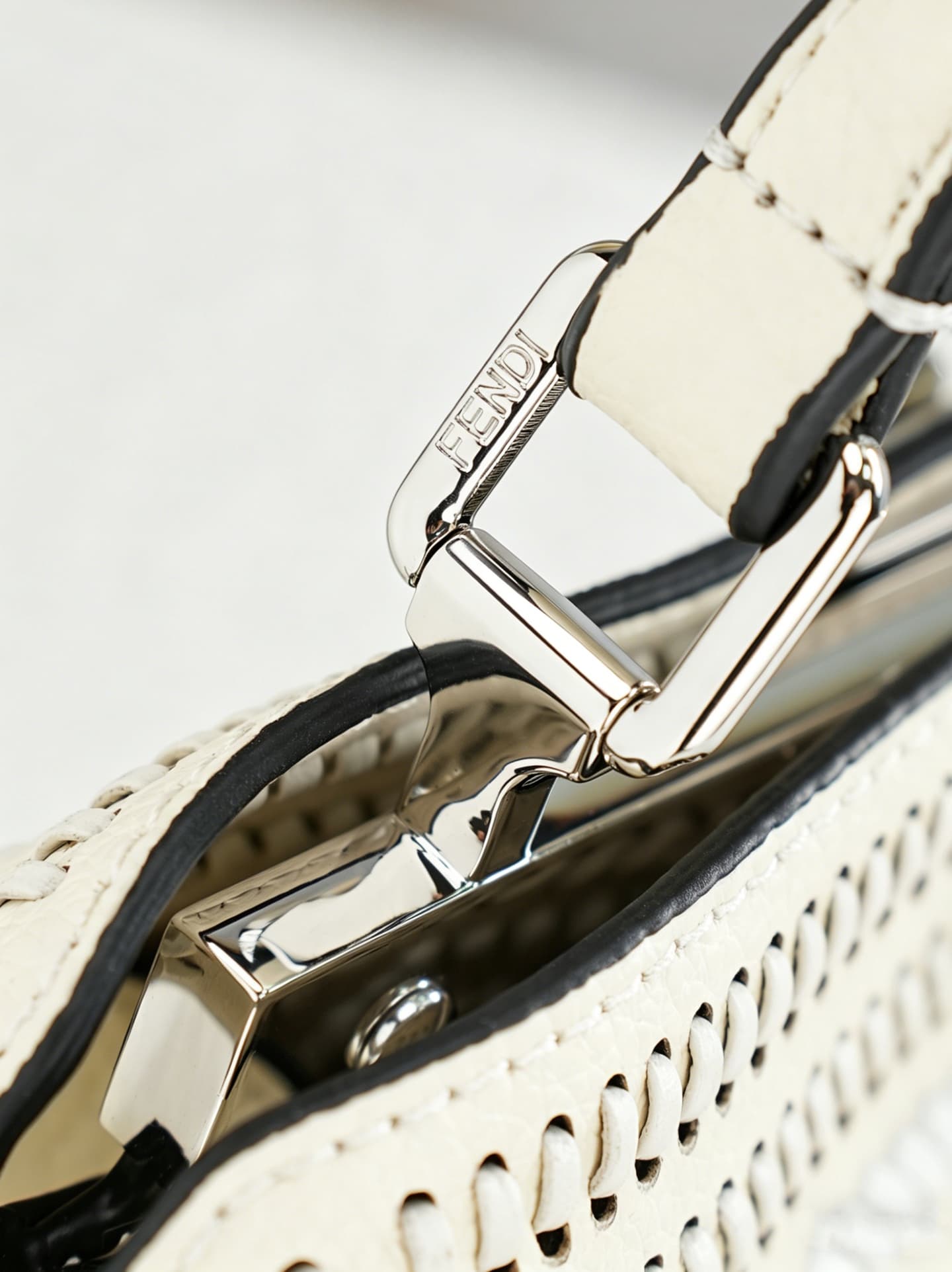 C2889 ～Model 33208 ✨ This iconic peekaboo design is a compact handbag ideal for everyday use. It is crafted in the same color scheme as 306, using hand-stitched seams, and embodies the traditional Selleria craftsmanship. 🔥 Made from high-quality pigeon-gr — image 6