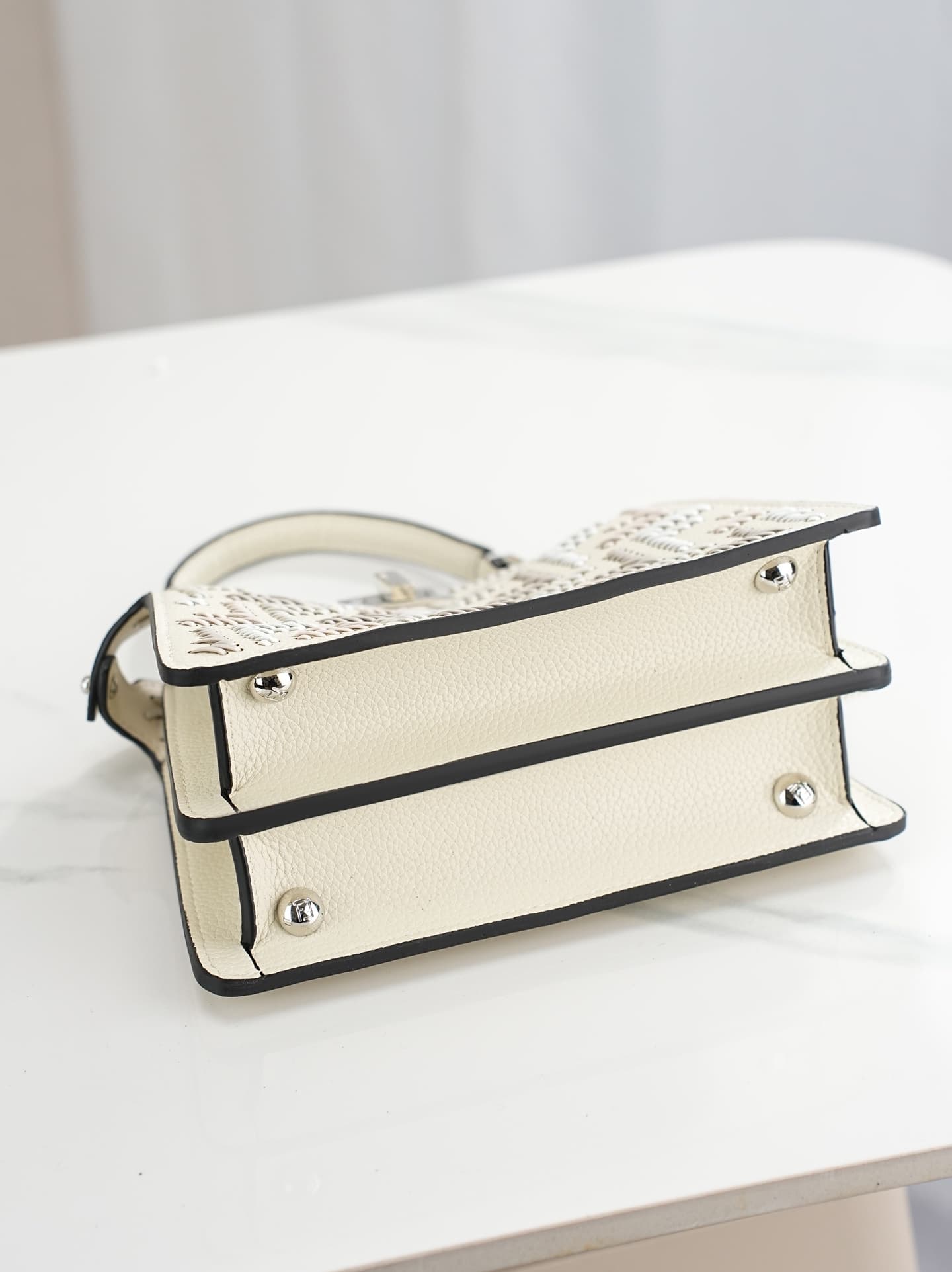 C2889 ～Model 33208 ✨ This iconic peekaboo design is a compact handbag ideal for everyday use. It is crafted in the same color scheme as 306, using hand-stitched seams, and embodies the traditional Selleria craftsmanship. 🔥 Made from high-quality pigeon-gr — image 4