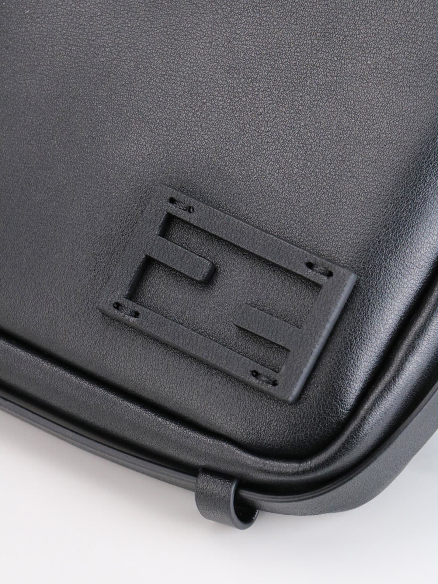 C2873 The medium-sized 4409 Simply FENDI handbag is a soft crossbody bag that appeared at the autumn and winter fashion shows. It draws its inspiration from the classic design of 20 and 90 from the early years of that era; it was named after its elegant,  — image 5