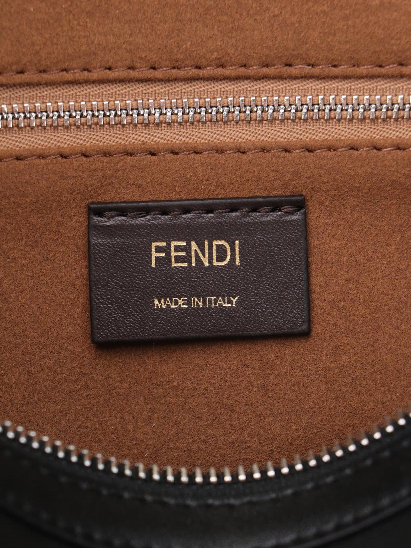C2873 The medium-sized 4409 Simply FENDI handbag is a soft crossbody bag that appeared at the autumn and winter fashion shows. It draws its inspiration from the classic design of 20 and 90 from the early years of that era; it was named after its elegant,  — image 8