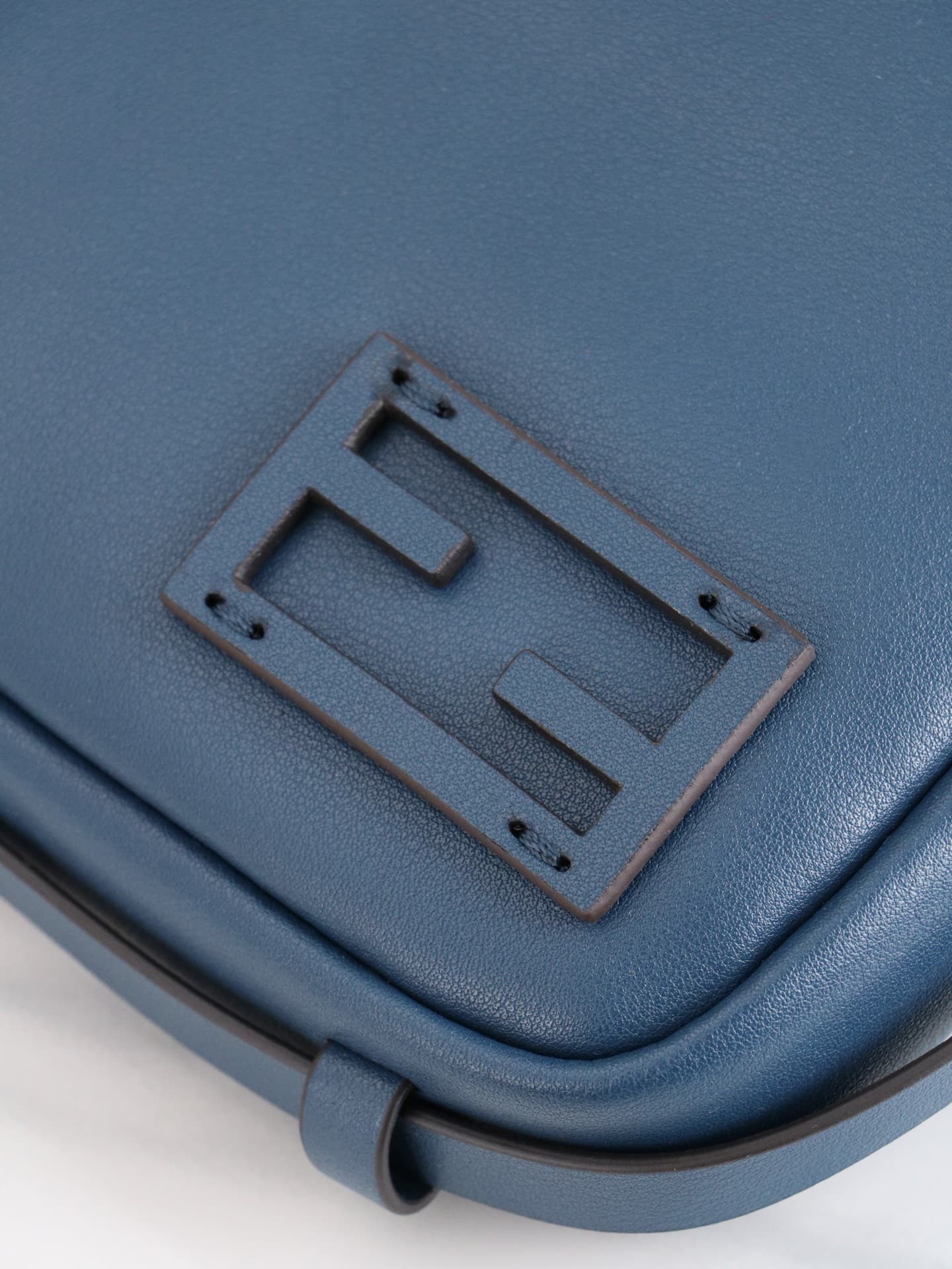C2872 The medium-sized 4409 Simply FENDI handbag is a soft crossbody bag that was showcased at the autumn and winter fashion shows. It draws its inspiration from the classic design styles of 20 and 90 from the early years of that era; thus, it was named a — image 5