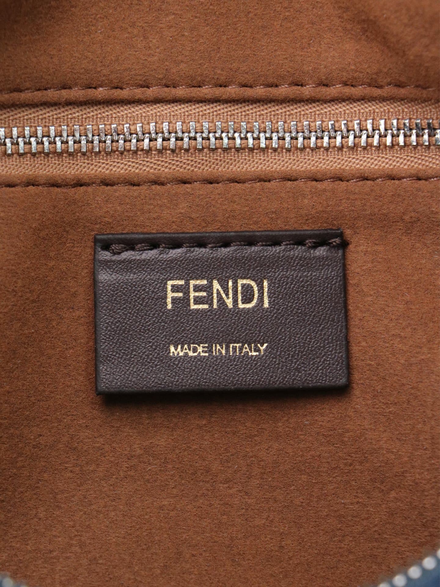 C2872 The medium-sized 4409 Simply FENDI handbag is a soft crossbody bag that was showcased at the autumn and winter fashion shows. It draws its inspiration from the classic design styles of 20 and 90 from the early years of that era; thus, it was named a — image 8
