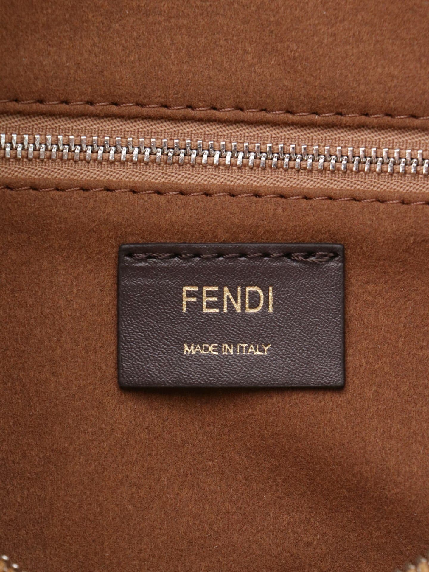 C2871 The medium-sized 4409 Simply FENDI handbag is a soft crossbody bag that appeared at the autumn and winter fashion shows. It draws its inspiration from the classic design of 20 and 90 from the early years of that era; it was named after its elegant,  — image 8