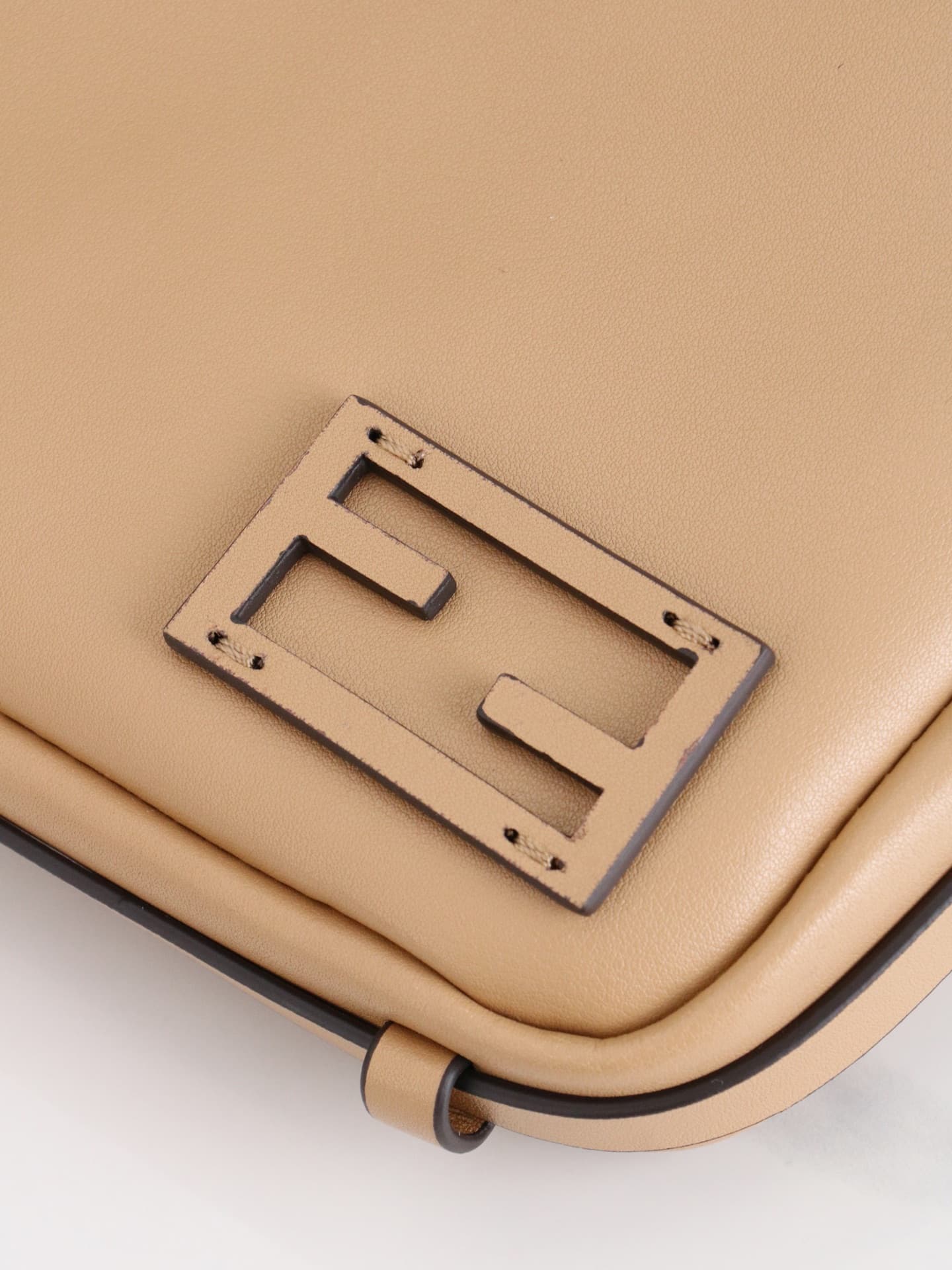 C2871 The medium-sized 4409 Simply FENDI handbag is a soft crossbody bag that appeared at the autumn and winter fashion shows. It draws its inspiration from the classic design of 20 and 90 from the early years of that era; it was named after its elegant,  — image 7