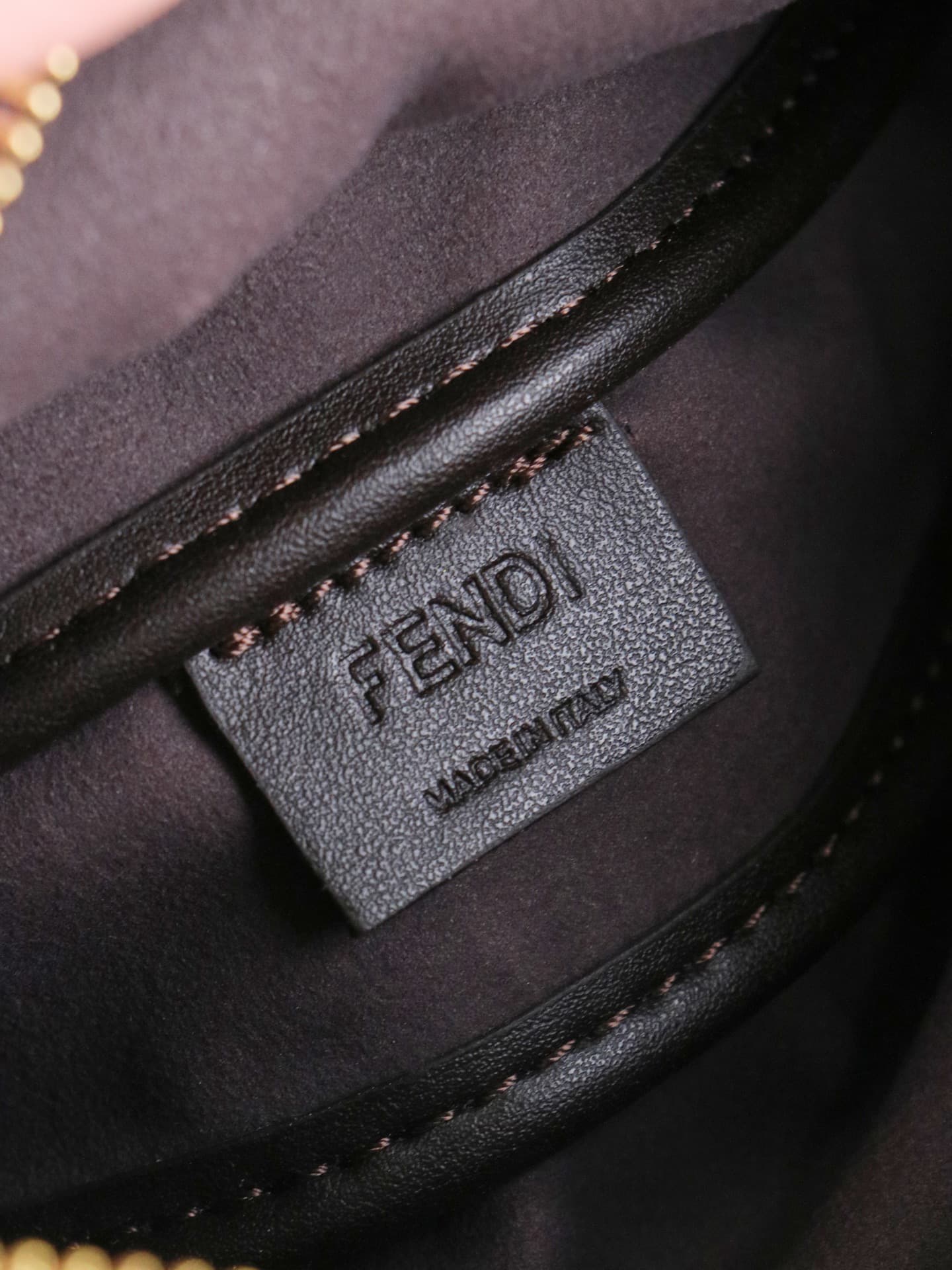 C2875 The latest model 7718 features a stylish design with classic embroidery. The fabric is made of deep coffee calf leather, giving it a sophisticated, relaxed look. It has hand-sewn leather-like hardware buttons; this makes it both understated yet eye- — image 8