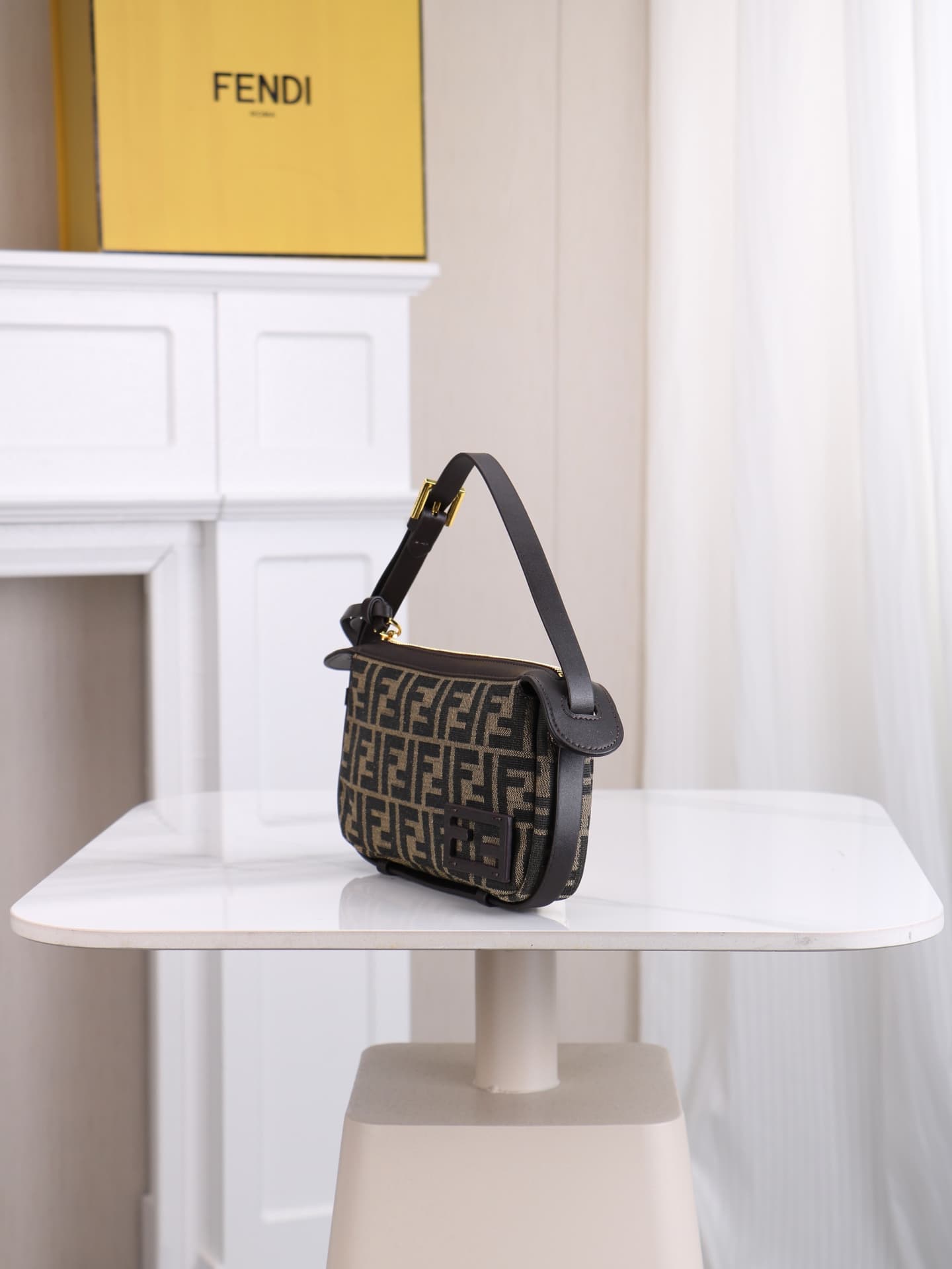 C2875 The latest model 7718 features a stylish design with classic embroidery. The fabric is made of deep coffee calf leather, giving it a sophisticated, relaxed look. It has hand-sewn leather-like hardware buttons; this makes it both understated yet eye- — image 3