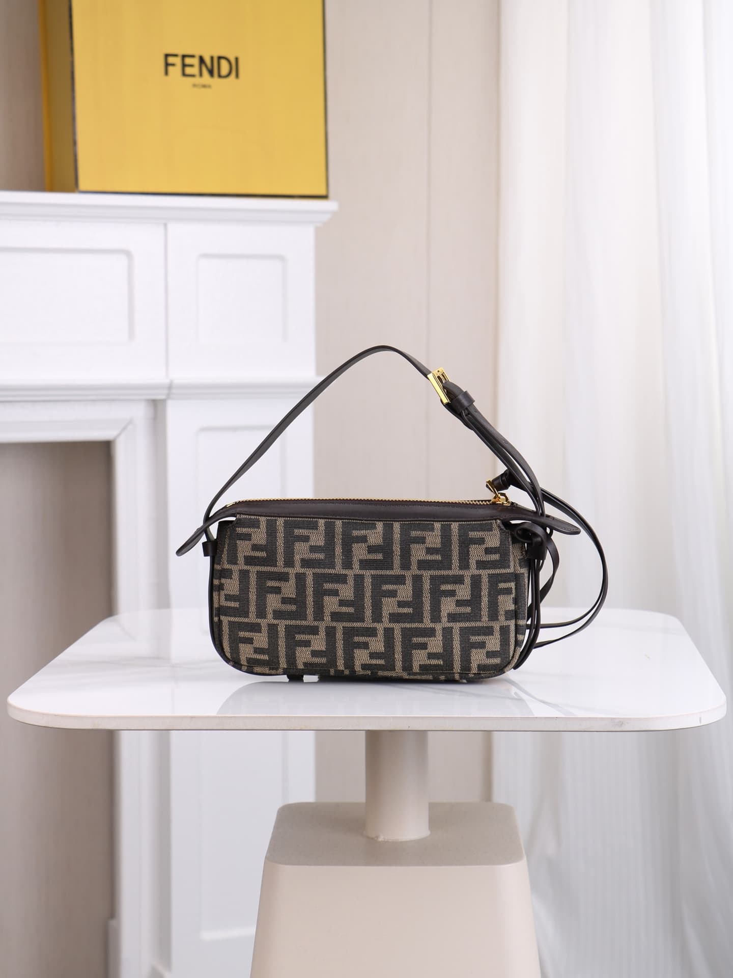 C2875 The latest model 7718 features a stylish design with classic embroidery. The fabric is made of deep coffee calf leather, giving it a sophisticated, relaxed look. It has hand-sewn leather-like hardware buttons; this makes it both understated yet eye- — image 2