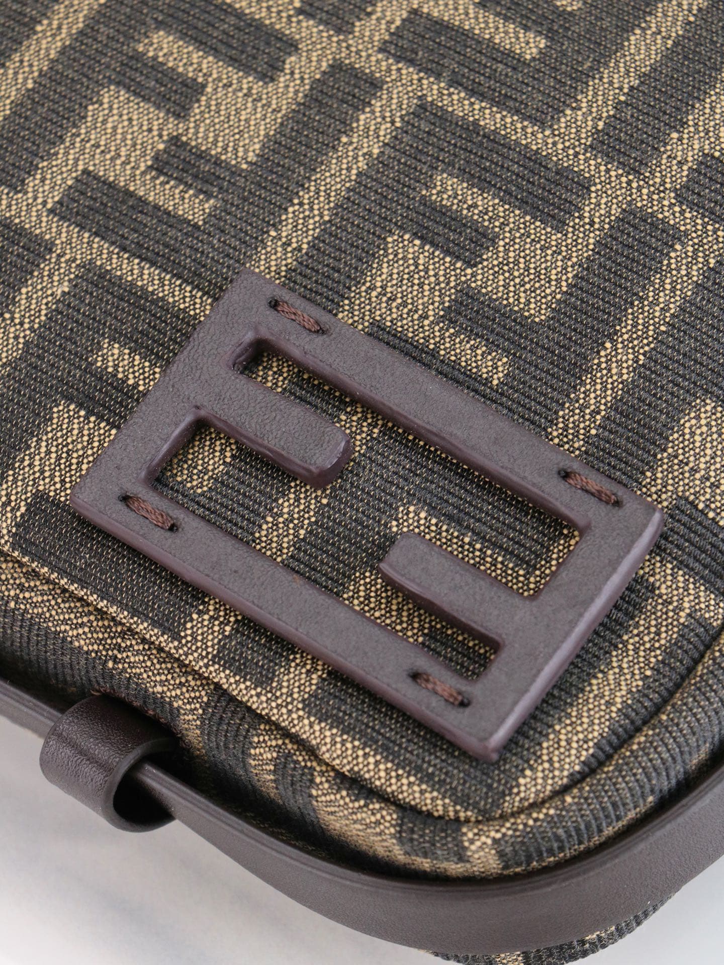 C2875 The latest model 7718 features a stylish design with classic embroidery. The fabric is made of deep coffee calf leather, giving it a sophisticated, relaxed look. It has hand-sewn leather-like hardware buttons; this makes it both understated yet eye- — image 4
