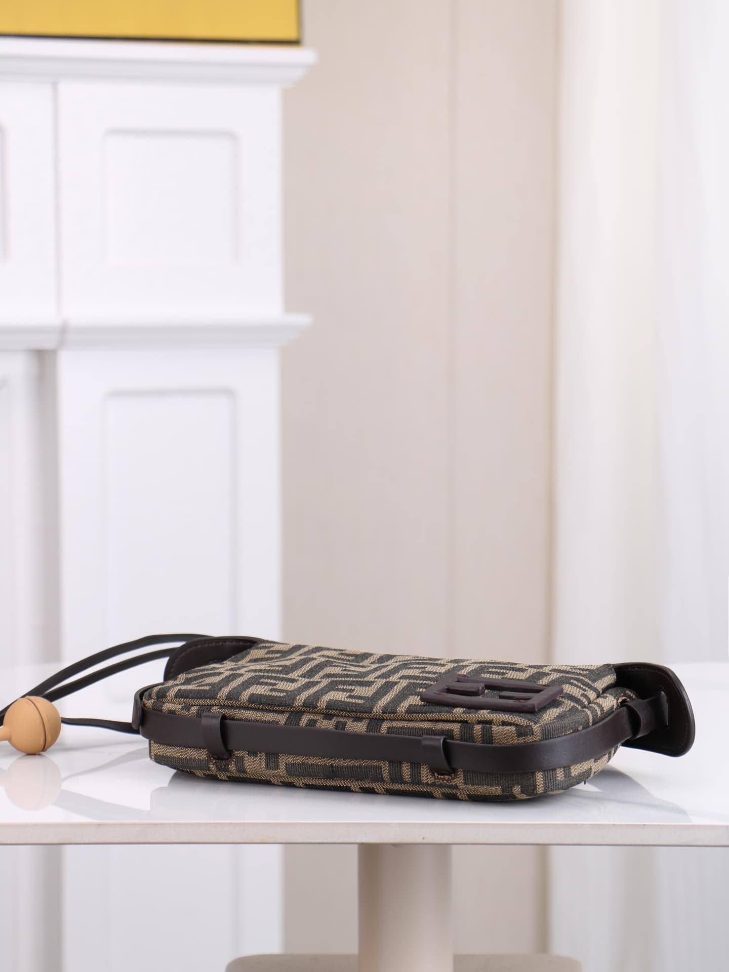 C2875 The latest model 7718 features a stylish design with classic embroidery. The fabric is made of deep coffee calf leather, giving it a sophisticated, relaxed look. It has hand-sewn leather-like hardware buttons; this makes it both understated yet eye- — image 5