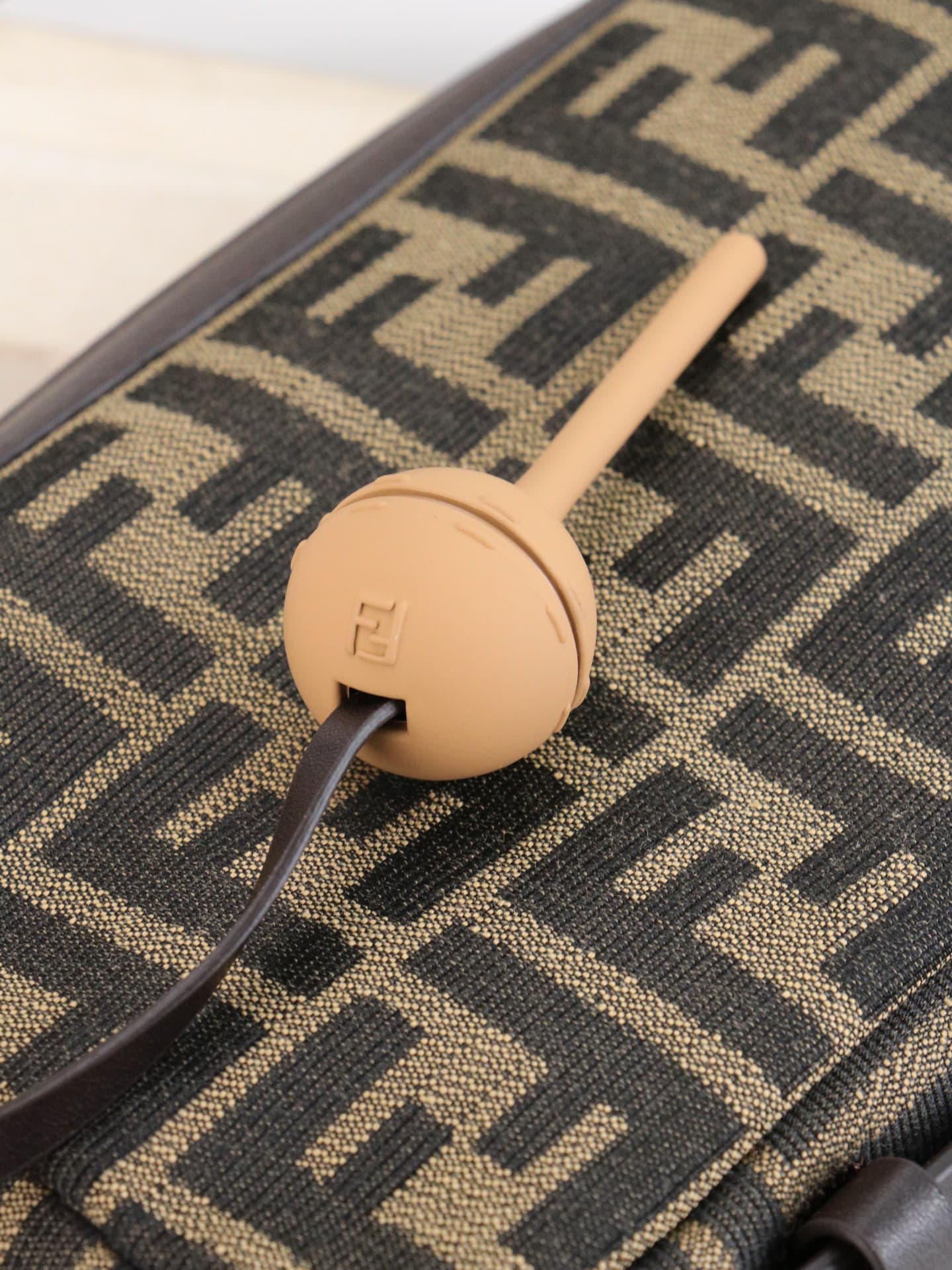 C2875 The latest model 7718 features a stylish design with classic embroidery. The fabric is made of deep coffee calf leather, giving it a sophisticated, relaxed look. It has hand-sewn leather-like hardware buttons; this makes it both understated yet eye- — image 6