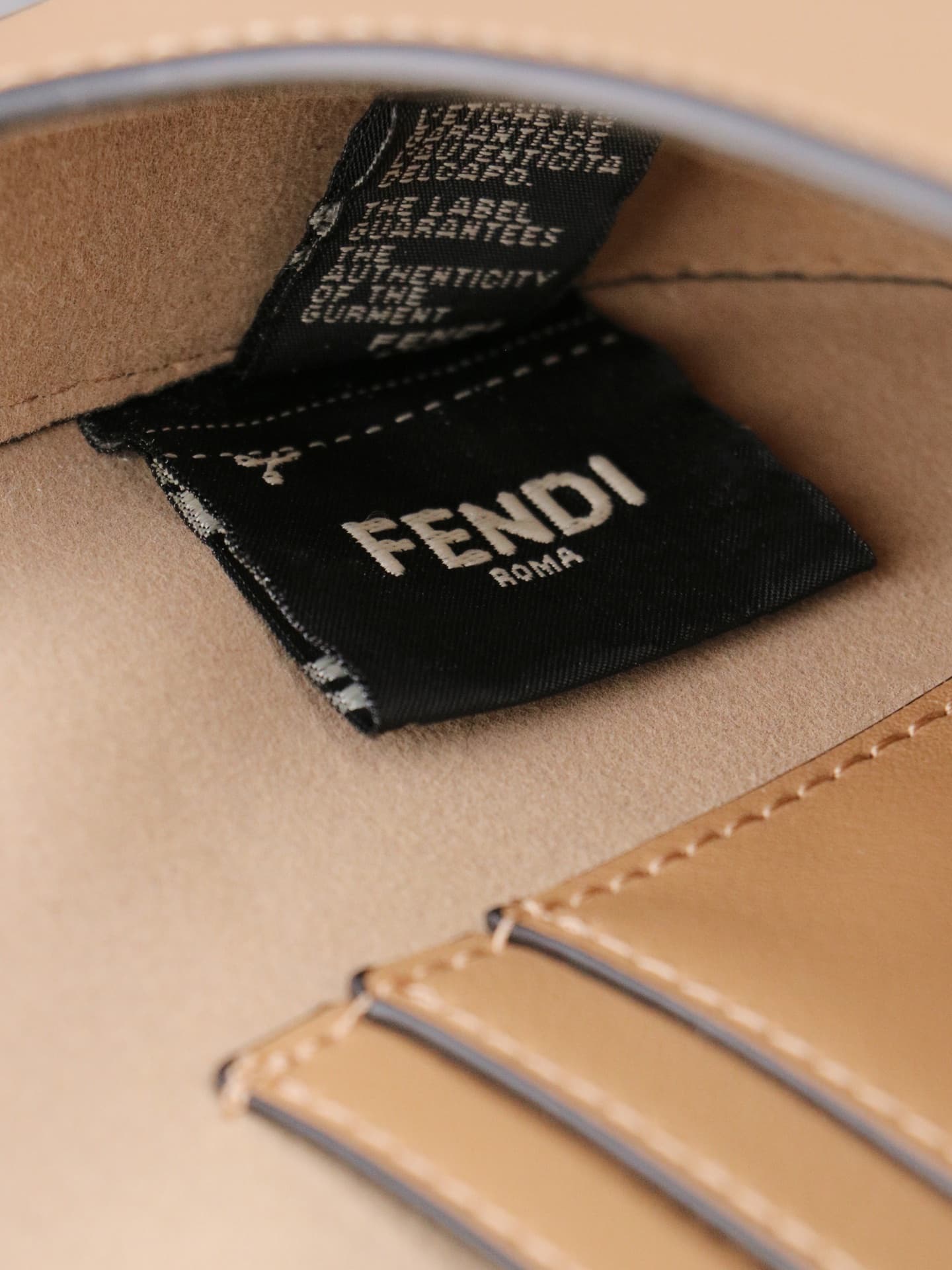 C2877 Model 7758 – a compact and portable design. It comes with a separate card holder, making it also suitable as a wallet. Its small size makes it highly versatile; it’s easy to use. Dimensions: 21 * 4 * 11cm. Model number: 7758 — image 8