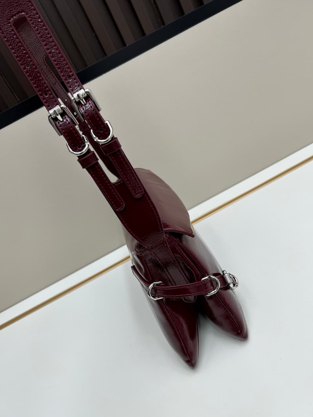 C3166 New GIVENCHY model: Small shoulder bag made of glossy leather with a polished finish — image 4