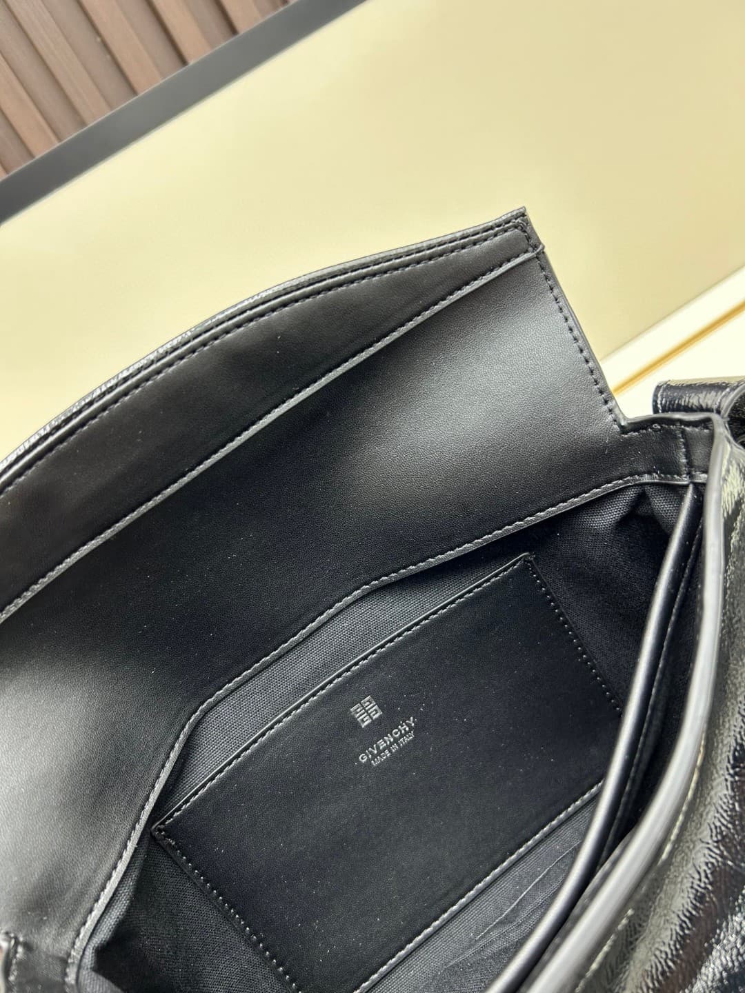C3165 New GIVENCHY model: Small shoulder bag made of glossy leather with a polished finish — image 8