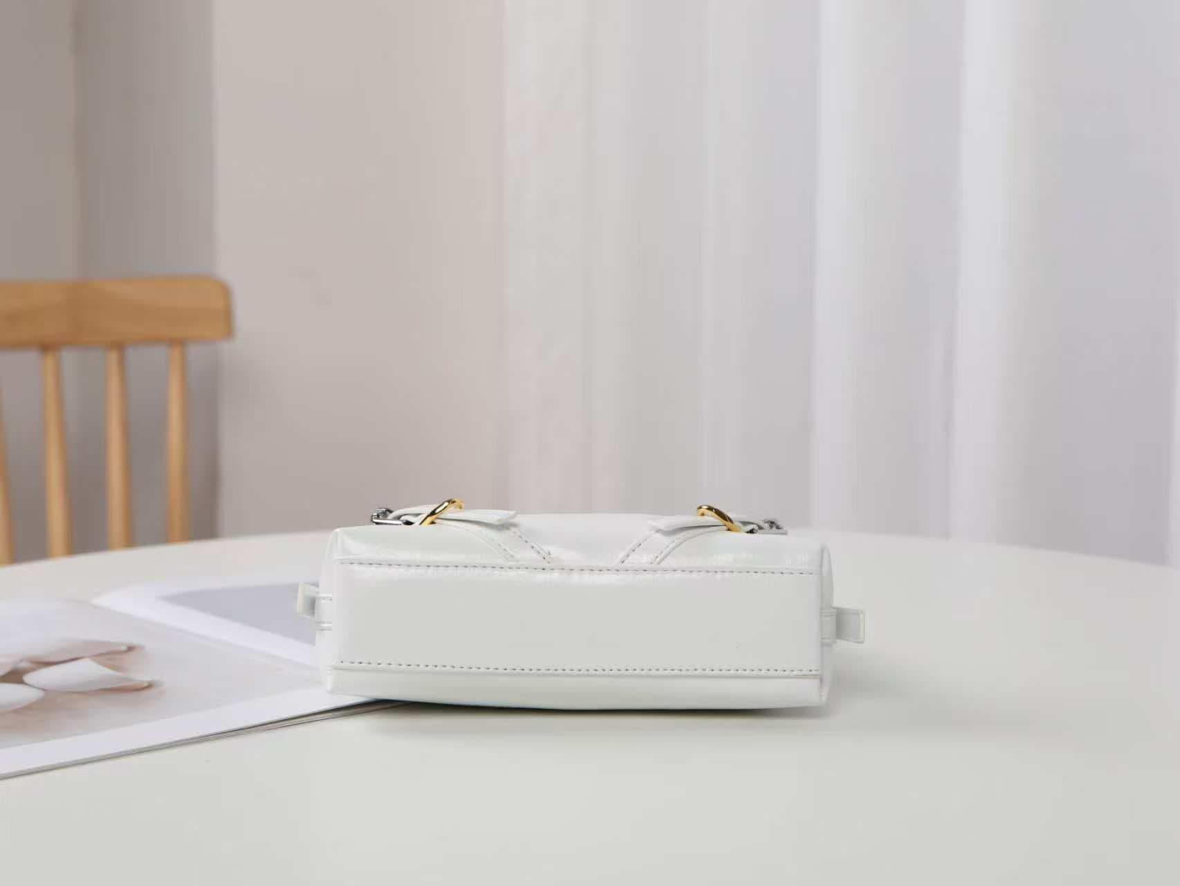C3162 New 200 model. Givenchy/Voyou nano summer collection – cute design, detachable shoulder strap, metal clasp, leather shoulder bag with sling function, phone bag, mini size. Top-grade leather, dimensions: 19*16, 5*4 cm; model number: V0999 — image 4