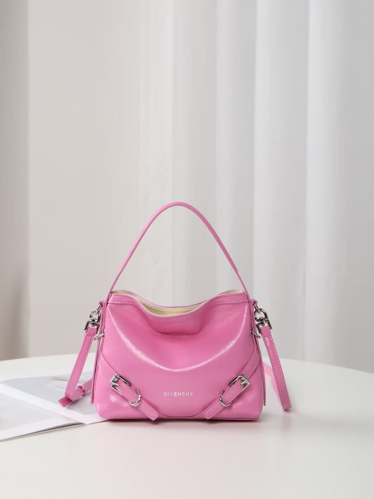 C3161 New 200 model. Givenchy/Voyou nano summer collection – cute design, detachable shoulder strap, metal clasp, leather shoulder bag with斜 carry function, phone bag, mini size. Top-grade leather, dimensions: 19*16, 5*4 (in centimeters). Model number: V0 — image 1